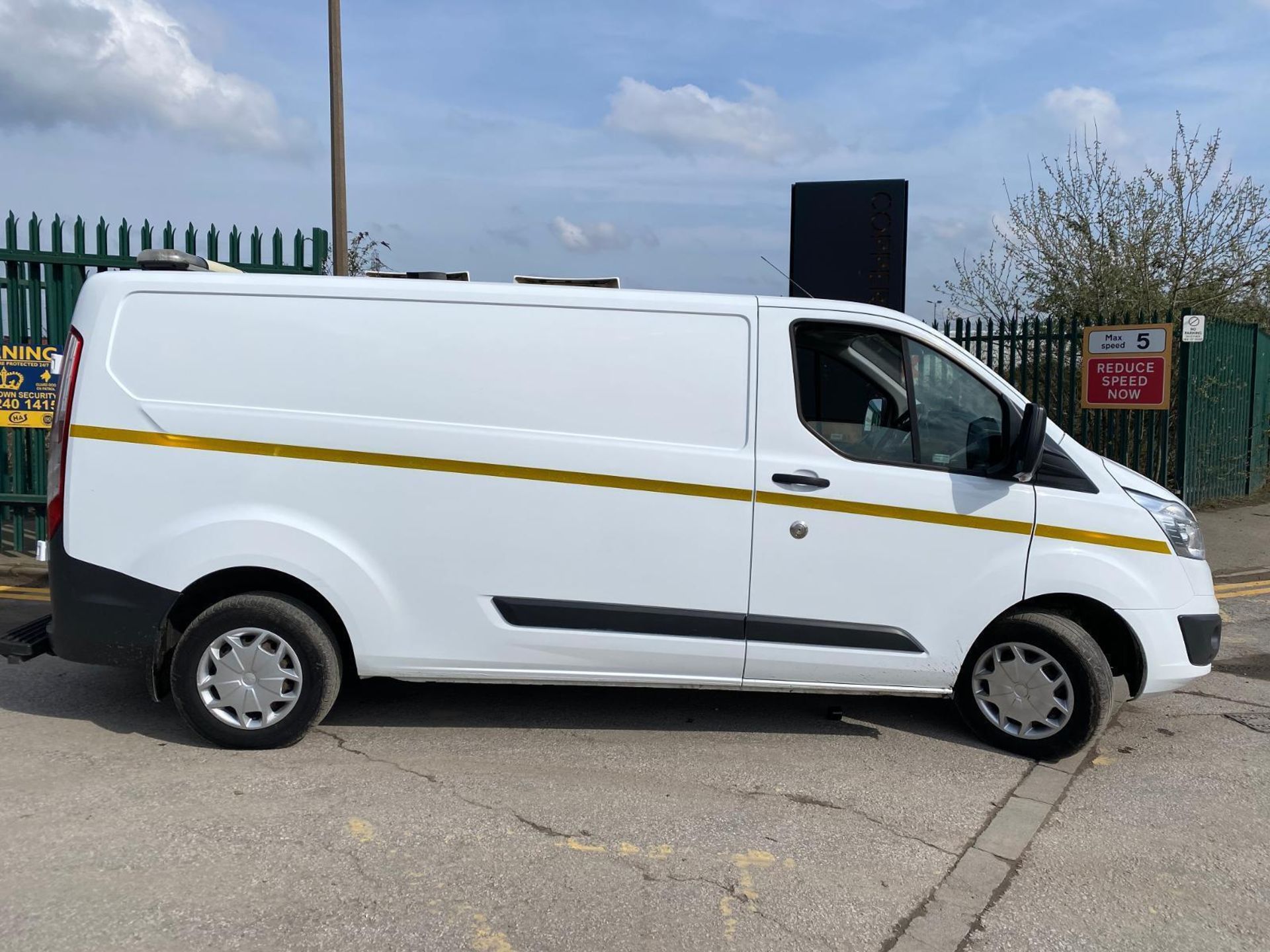 TRENDSETTING TRANSPORTER: 2016 FORD TRANSIT CUSTOM MANUAL DIESEL >>--NO VAT ON HAMMER--<< - Image 3 of 15