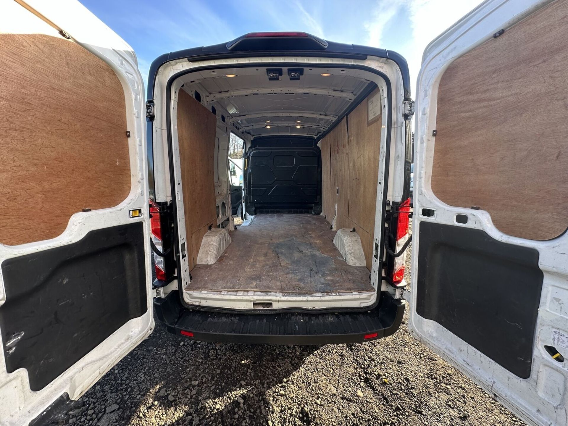 EFFICIENT WORKHORSE: 69 PLATE FORD TRANSIT 350 LEADER ECOBLUE >>--NO VAT ON HAMMER--<< - Image 6 of 19