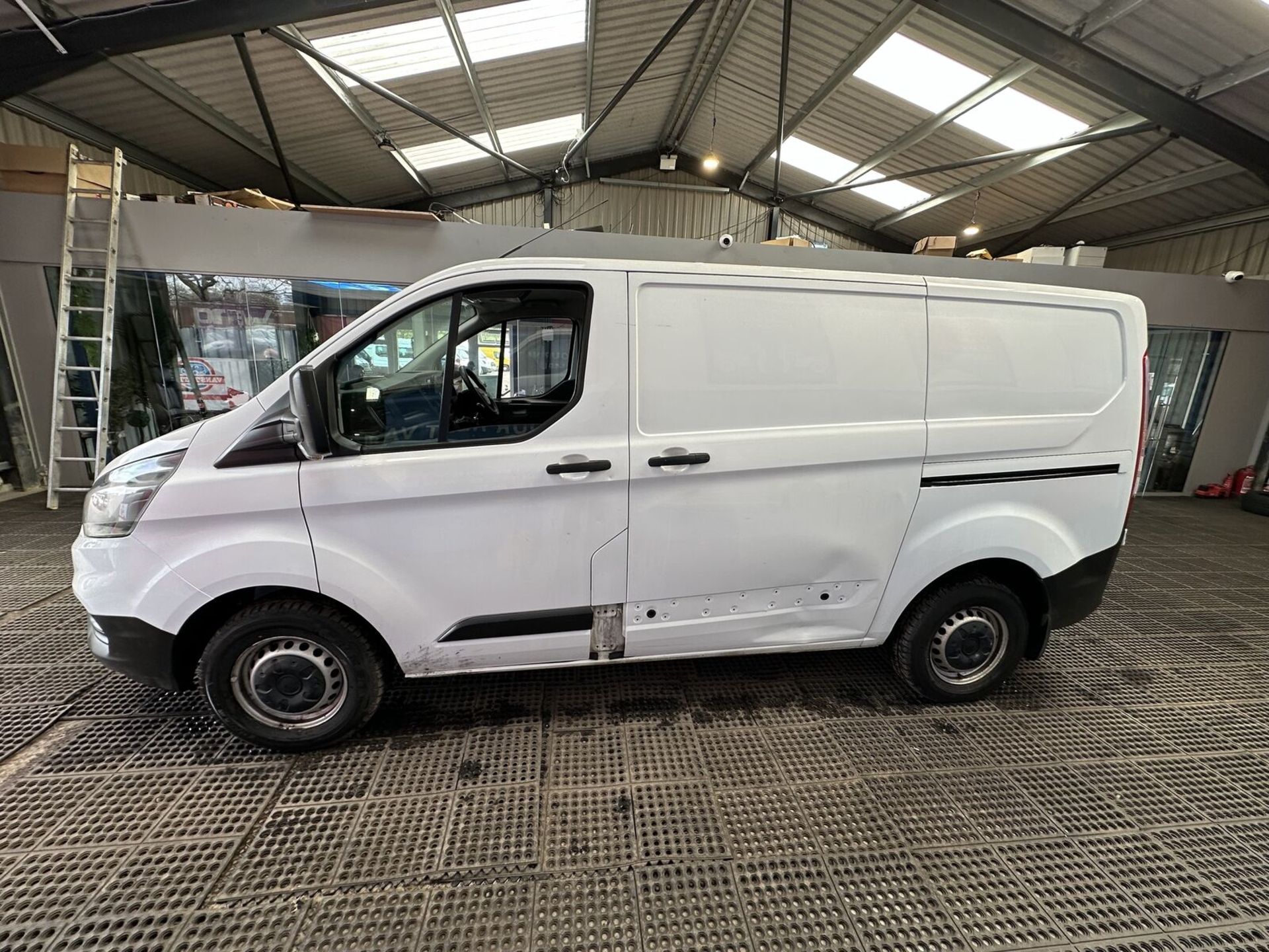 SLEEK AND SOLID: '69 FORD TRANSIT CUSTOM 300 ECO BLUE EURO 6 - Image 5 of 15