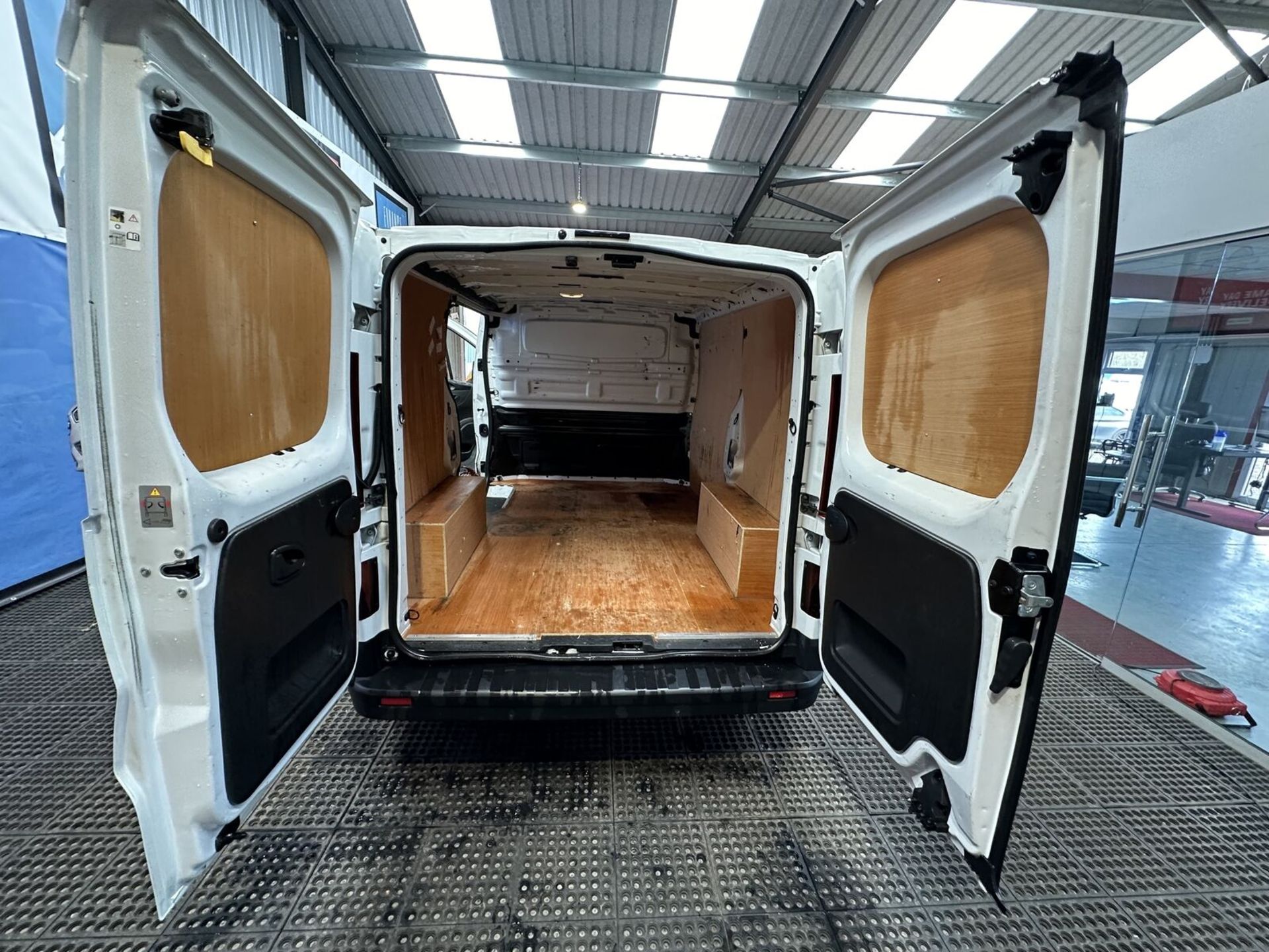 EFFICIENT TRAVELER: RENAULT TRAFIC VIVARO SWB PANEL VAN - Image 5 of 14