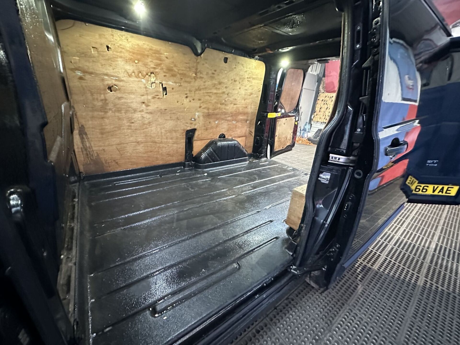 FORD TRANSIT CUSTOM 270 LIMITED, LOW MILES, SPARES OR REPAIRS >>--NO VAT ON HAMMER--<< - Image 6 of 12