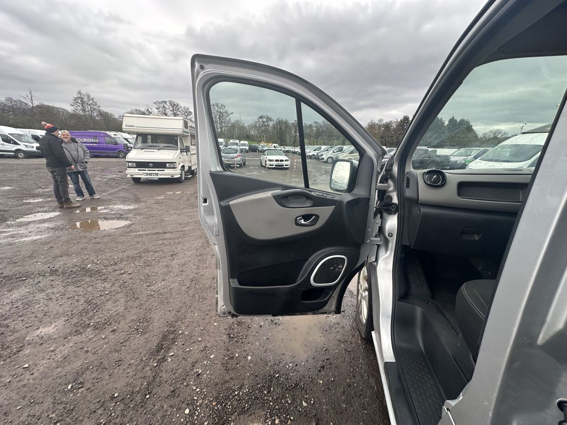 TOP GEAR: RENAULT TRAFIC SL27 SPORT NAV - FSH, NEEDS ATTENTION - Image 11 of 14