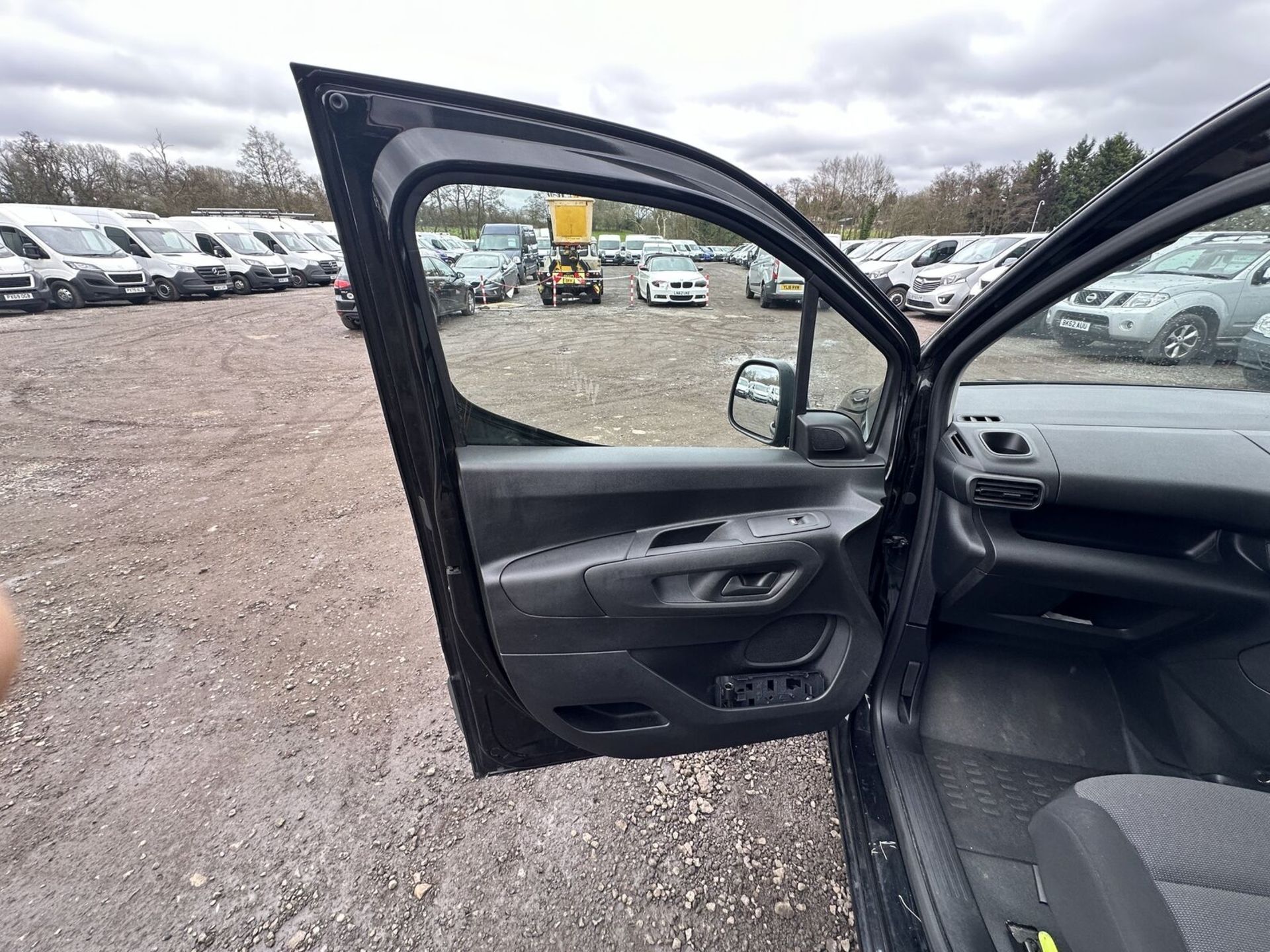 BLACK VAN RESTORATION: CITROEN BERLINGO, SEIZED ENGINE ISSUE >>--NO VAT ON HAMMER--<< - Image 13 of 14