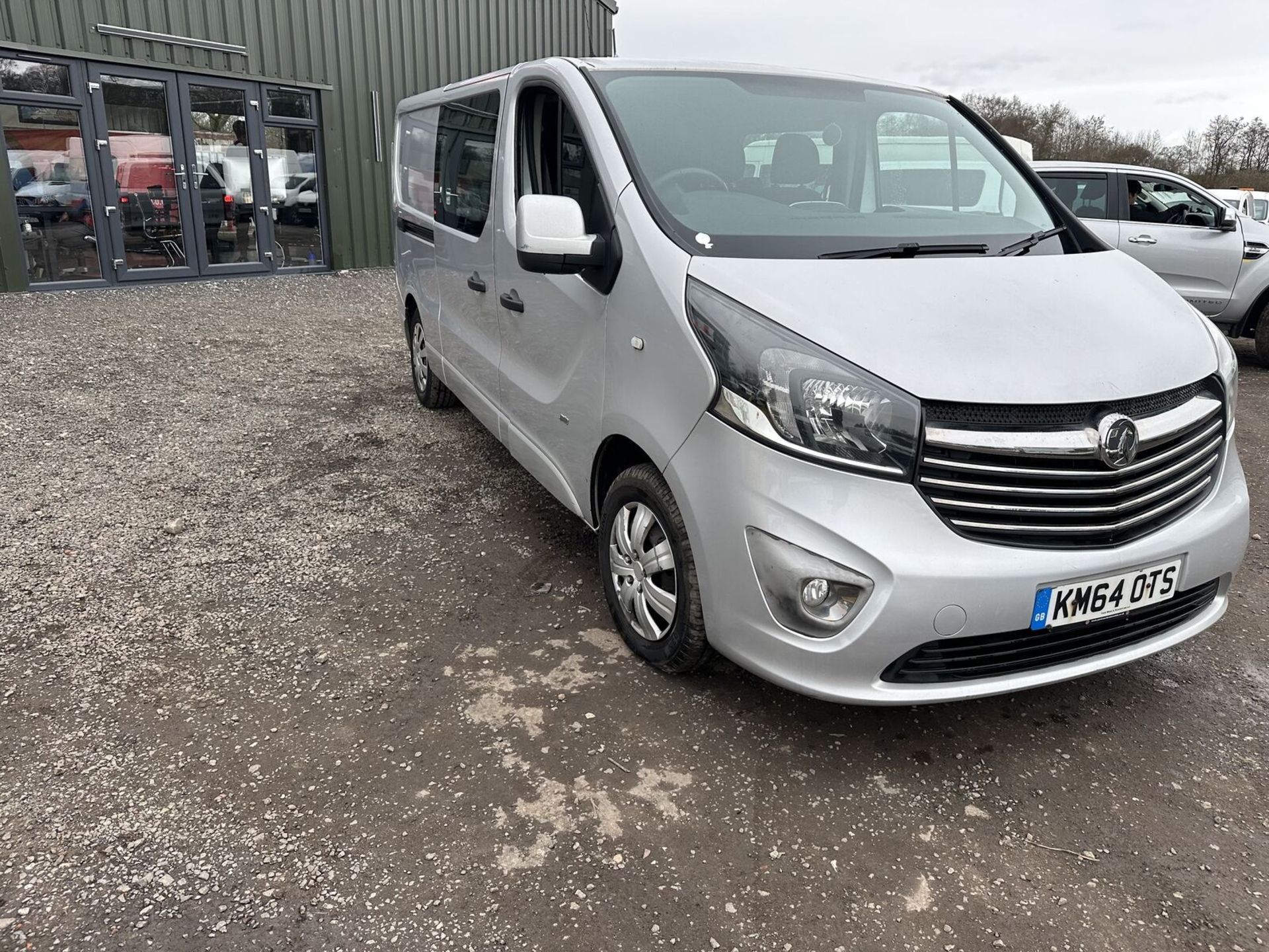 EFFICIENT HAULER: VAUXHALL VIVARO SPORTIVE CREW CAB, NEEDS GEARBOX >>--NO VAT ON HAMMER--<< - Image 17 of 18