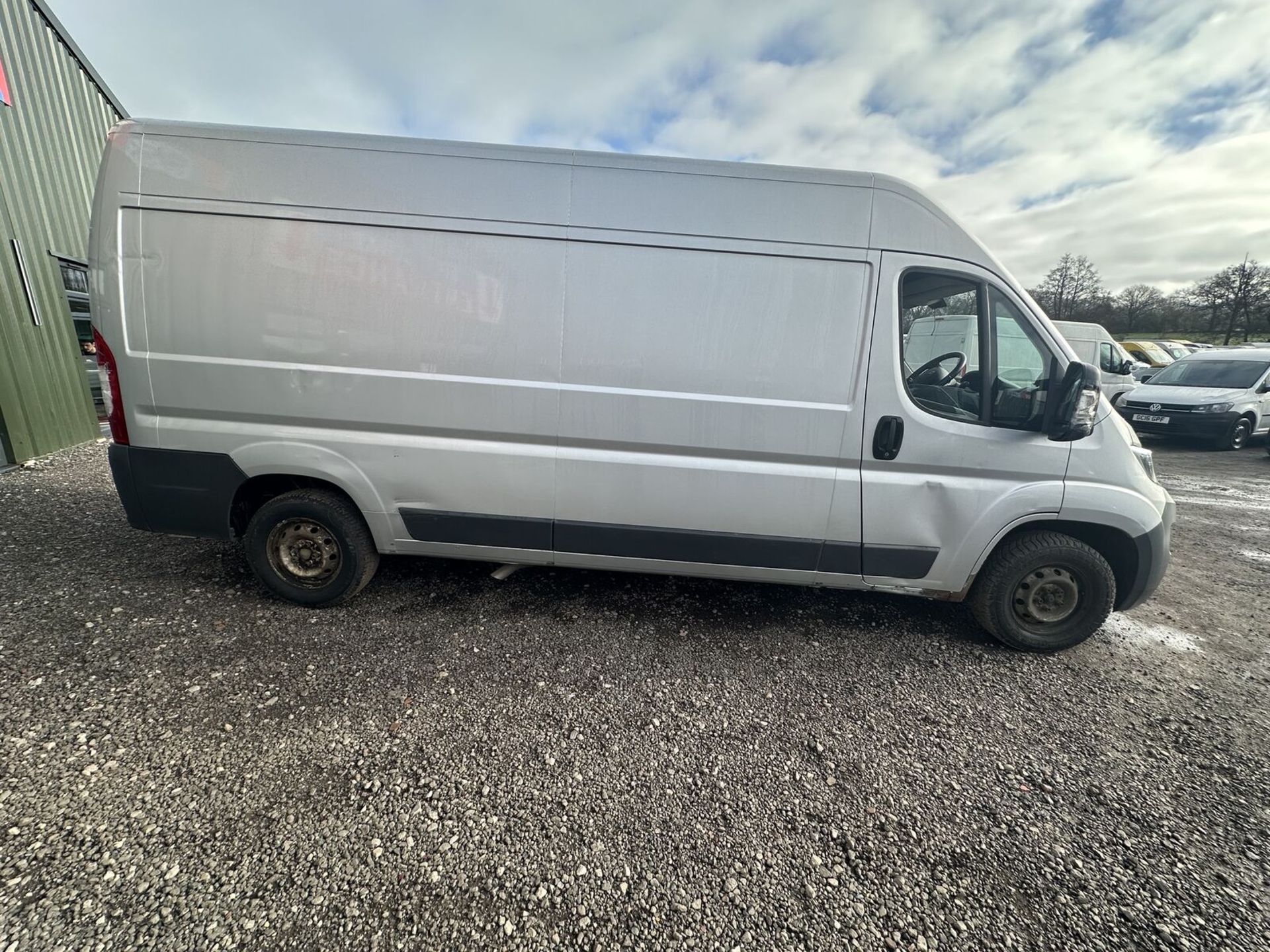 PART OUT POTENTIAL: 2017 CITROEN RELAY - SEIZED ENGINE, CLEAN BODY >>--NO VAT ON HAMMER--<< - Image 4 of 15