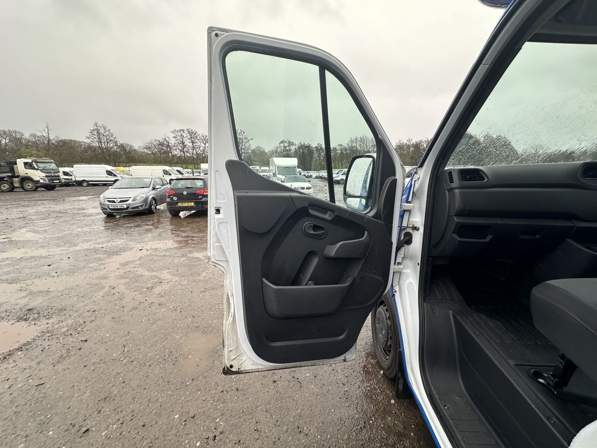 OPPORTUNITY KNOCKS: 72 PLATE RENAULT MASTER LOW LOADER, BUSINESS BLUE, READY TO ROLL - Image 14 of 15