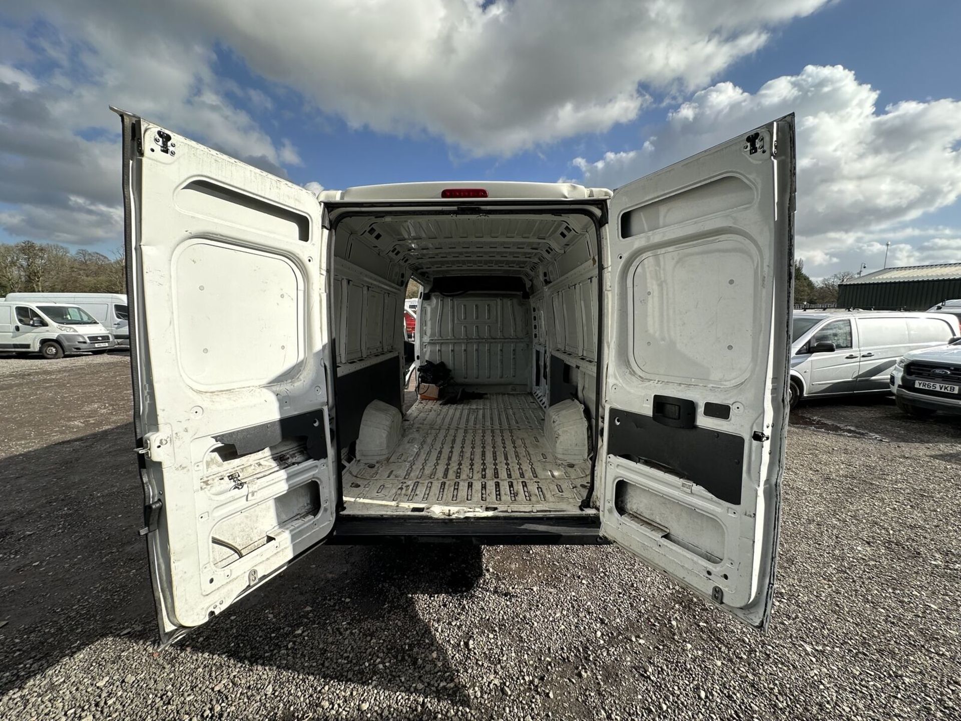 FEATURE-RICH FIXER-UPPER: WHITE PEUGEOT BOXER HDI >>--NO VAT ON HAMMER--<< - Image 18 of 19