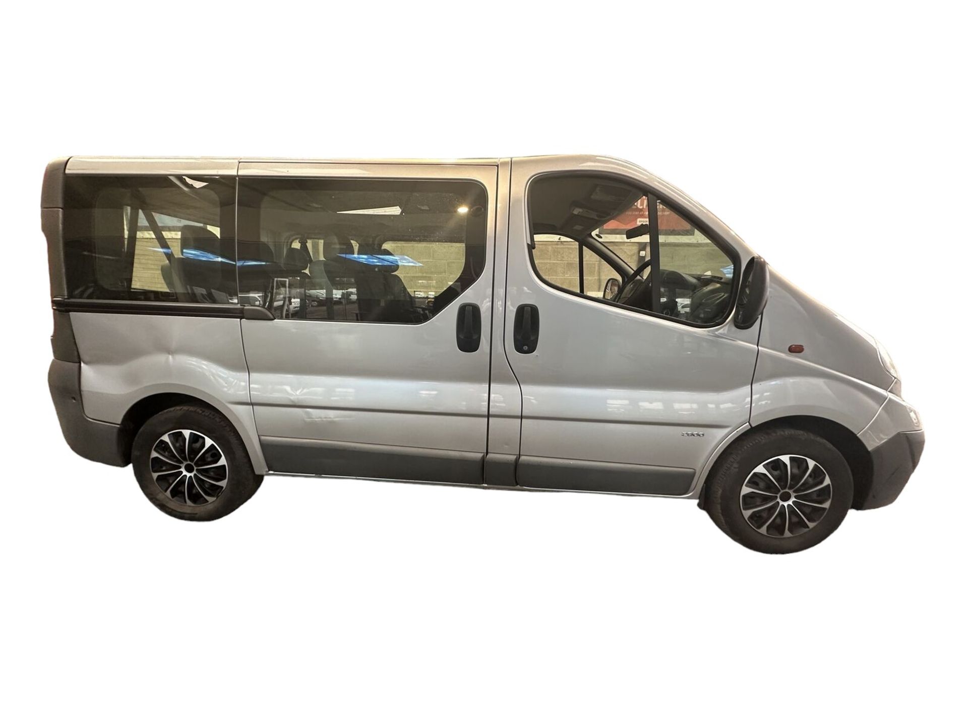 CAMPUS CRUISER: SILVER VAUXHALL VIVARO 2900 COMBI, FACTORY 9-SEATER >>--NO VAT ON HAMMER--<< - Image 2 of 15