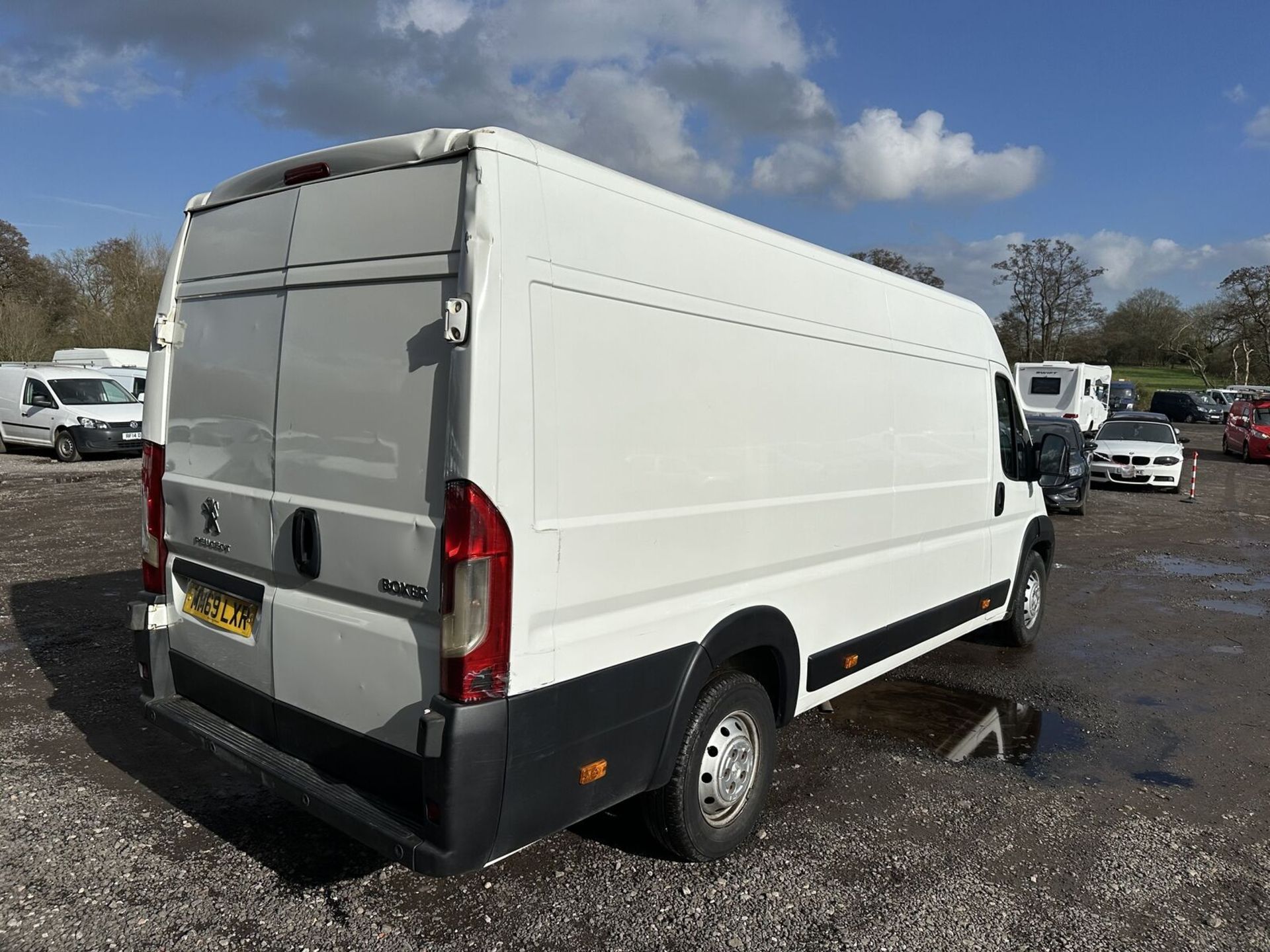 FEATURE-RICH FIXER-UPPER: WHITE PEUGEOT BOXER HDI >>--NO VAT ON HAMMER--<< - Image 2 of 19