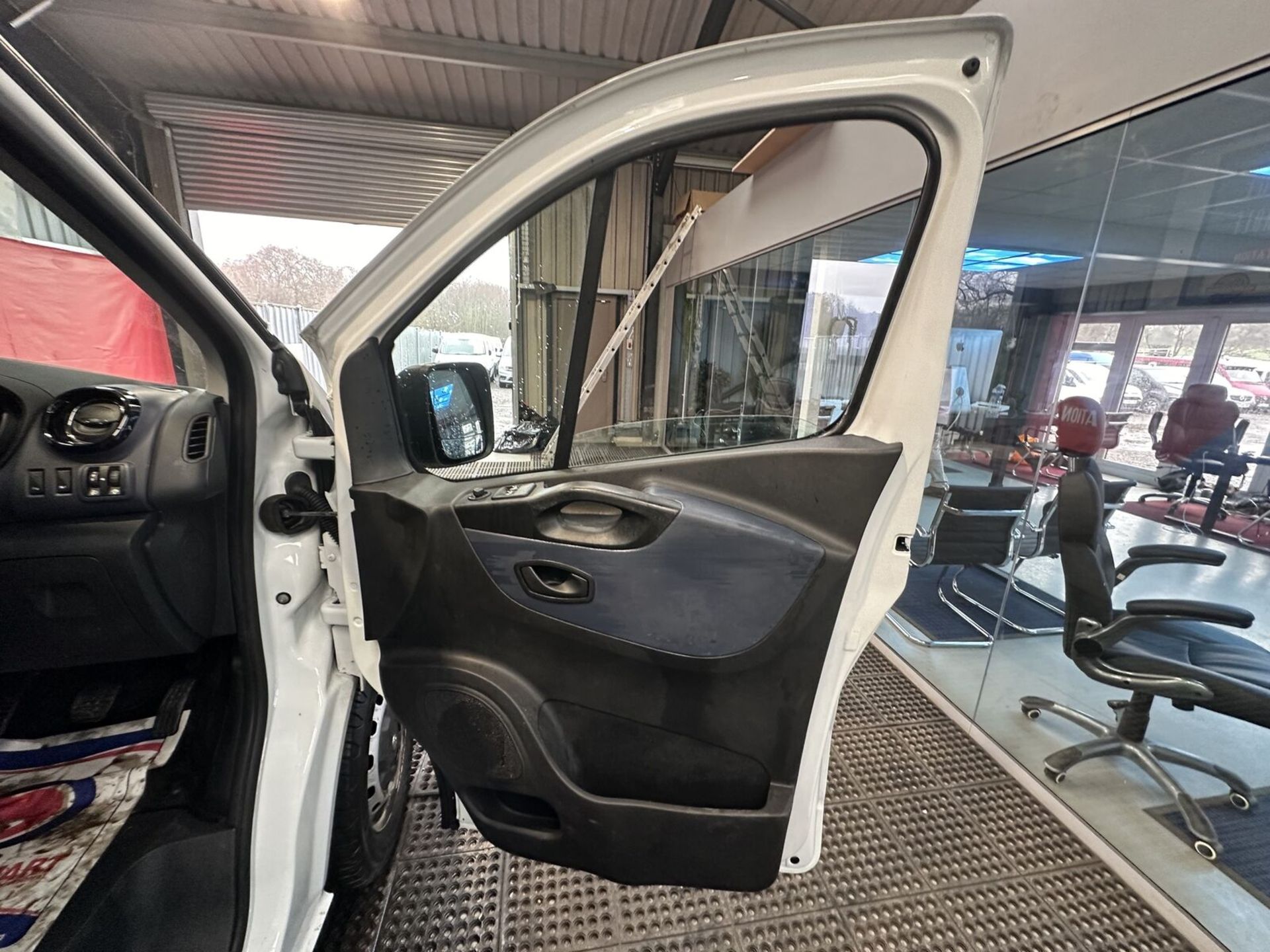 WHITE WONDER: VAUXHALL VIVARO TRAFIC 1.6 CDTI L2 LONG WHEEL BASE >>--NO VAT ON HAMMER--<< - Image 11 of 12