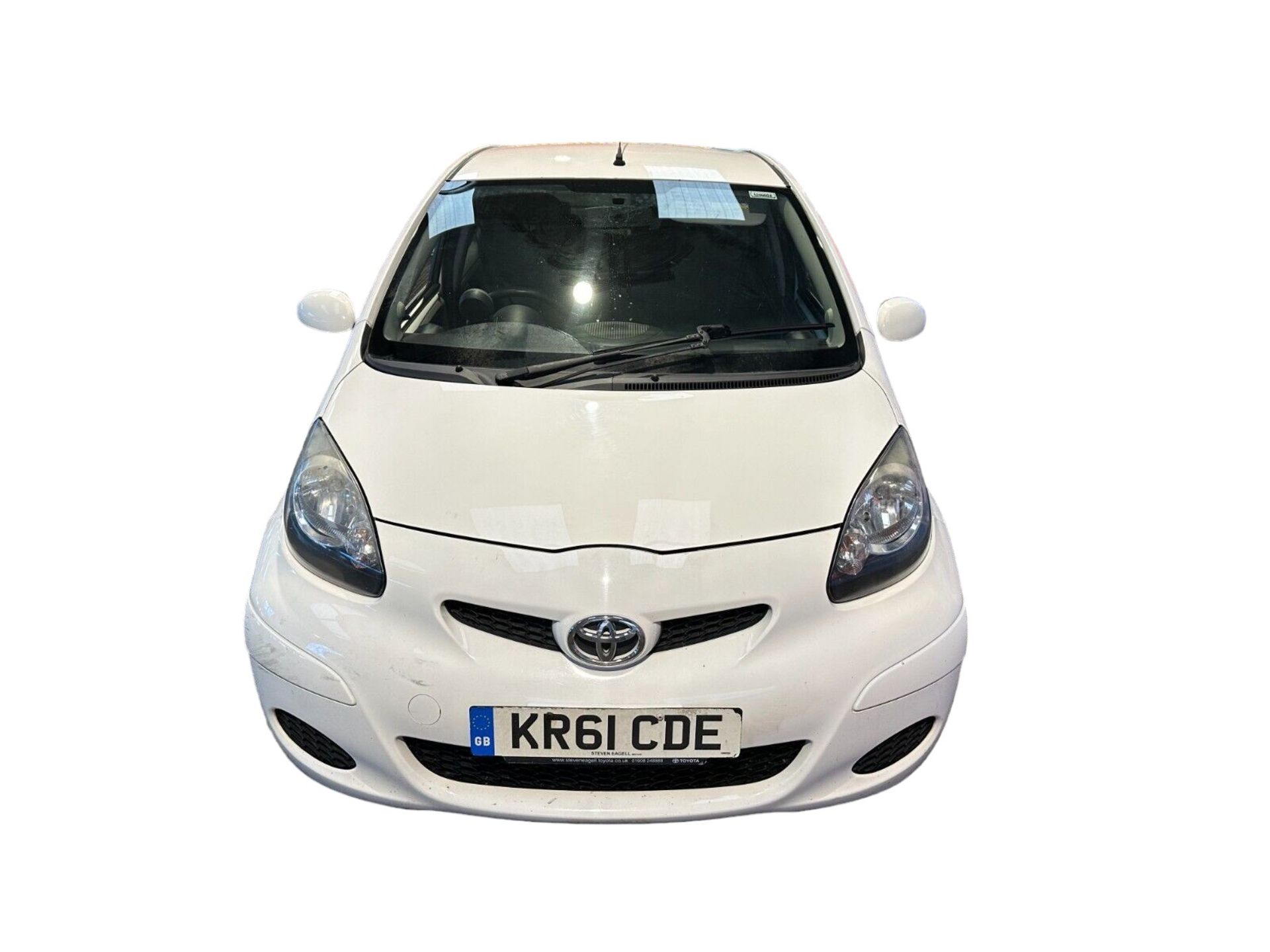 WHITE WONDER: 2012 TOYOTA AYGO GO VVT-I, PERFECT URBAN HATCH >>--NO VAT ON HAMMER--<< - Image 2 of 11