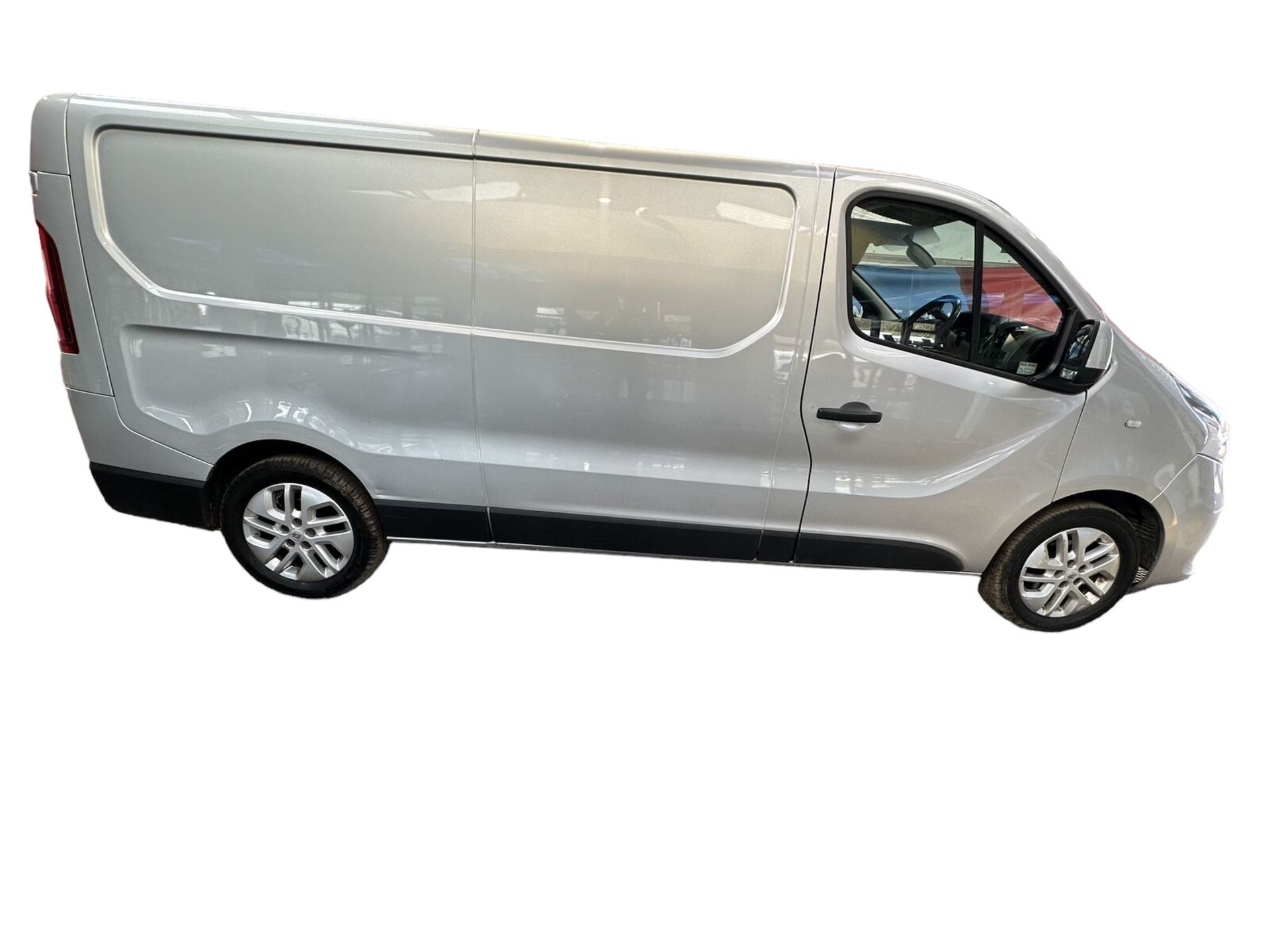 EFFICIENT WORKHORSE: RENAULT TRAFIC SPORT NAV - READY FOR ACTION - Image 3 of 12