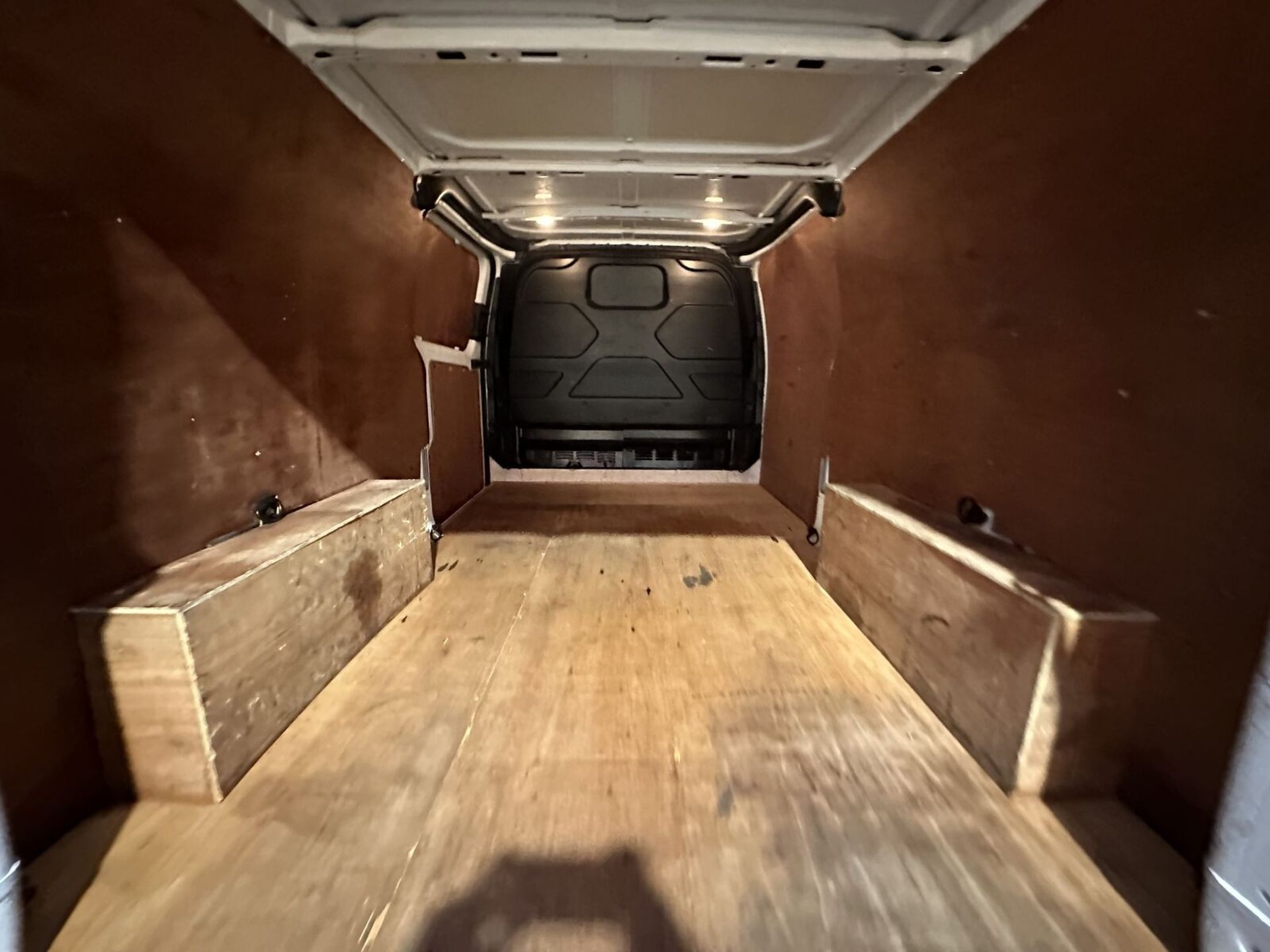 IMMACULATE WORKHORSE: 2018 FORD TRANSIT CUSTOM LOW ROOF VAN >>--NO VAT ON HAMMER--<< - Image 11 of 11