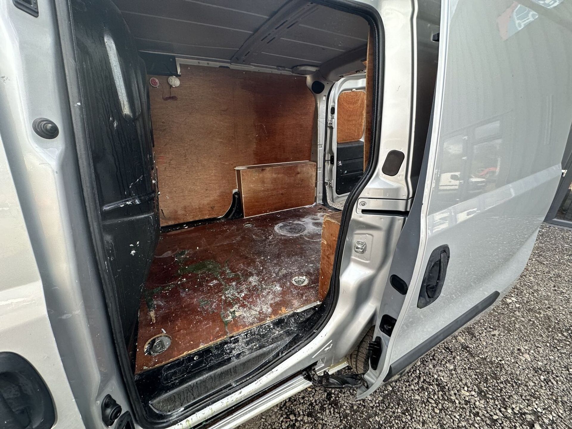 SILVER LINING: VAUXHALL COMBO VAN, SPARES OR REPAIRS >>--NO VAT ON HAMMER--<< - Image 9 of 18