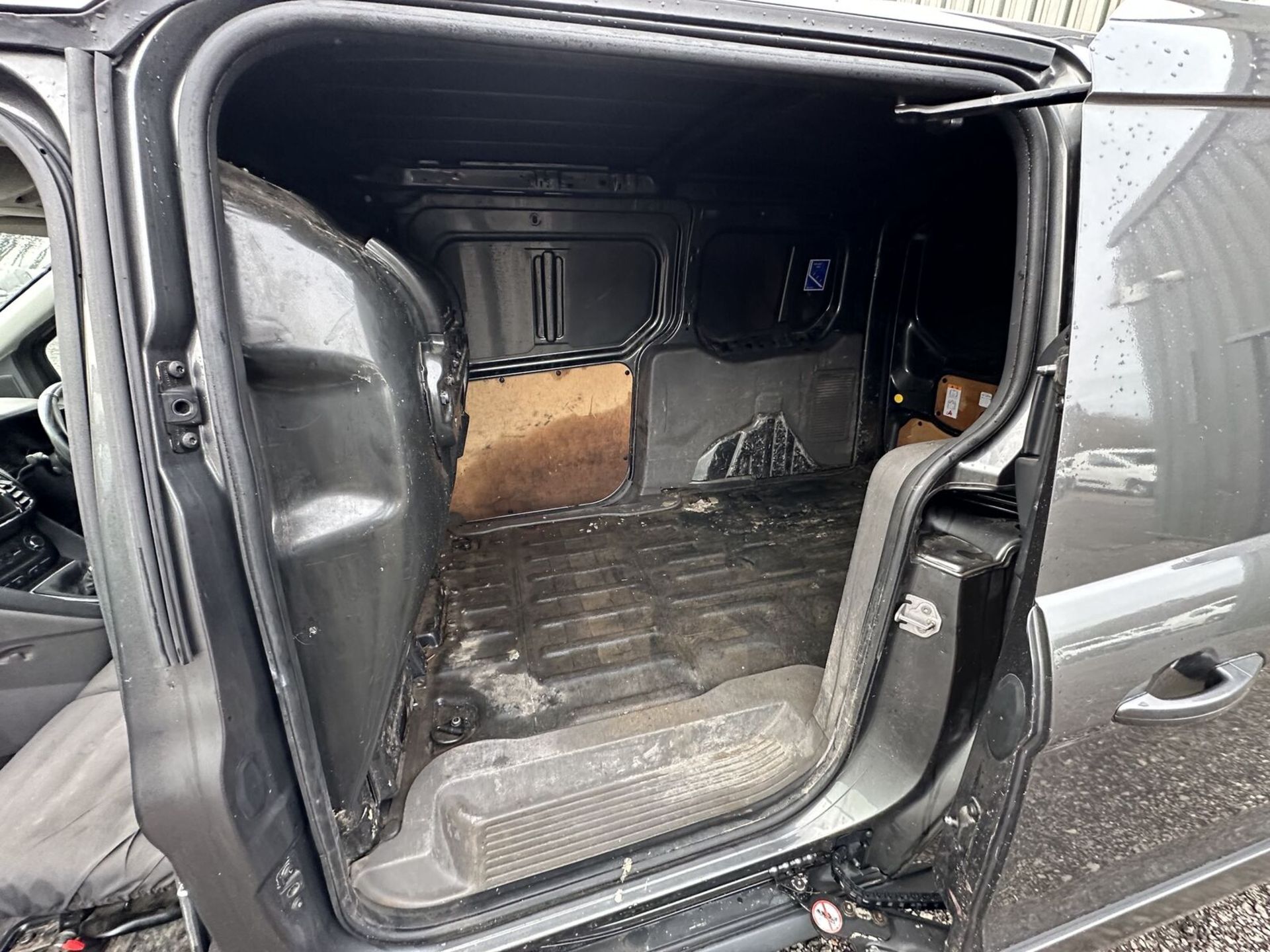 >>--NO VAT ON HAMMER--<< URBAN EXPLORER: GREY FORD TRANSIT CONNECT 240 L2 DIESEL VAN - Image 16 of 18