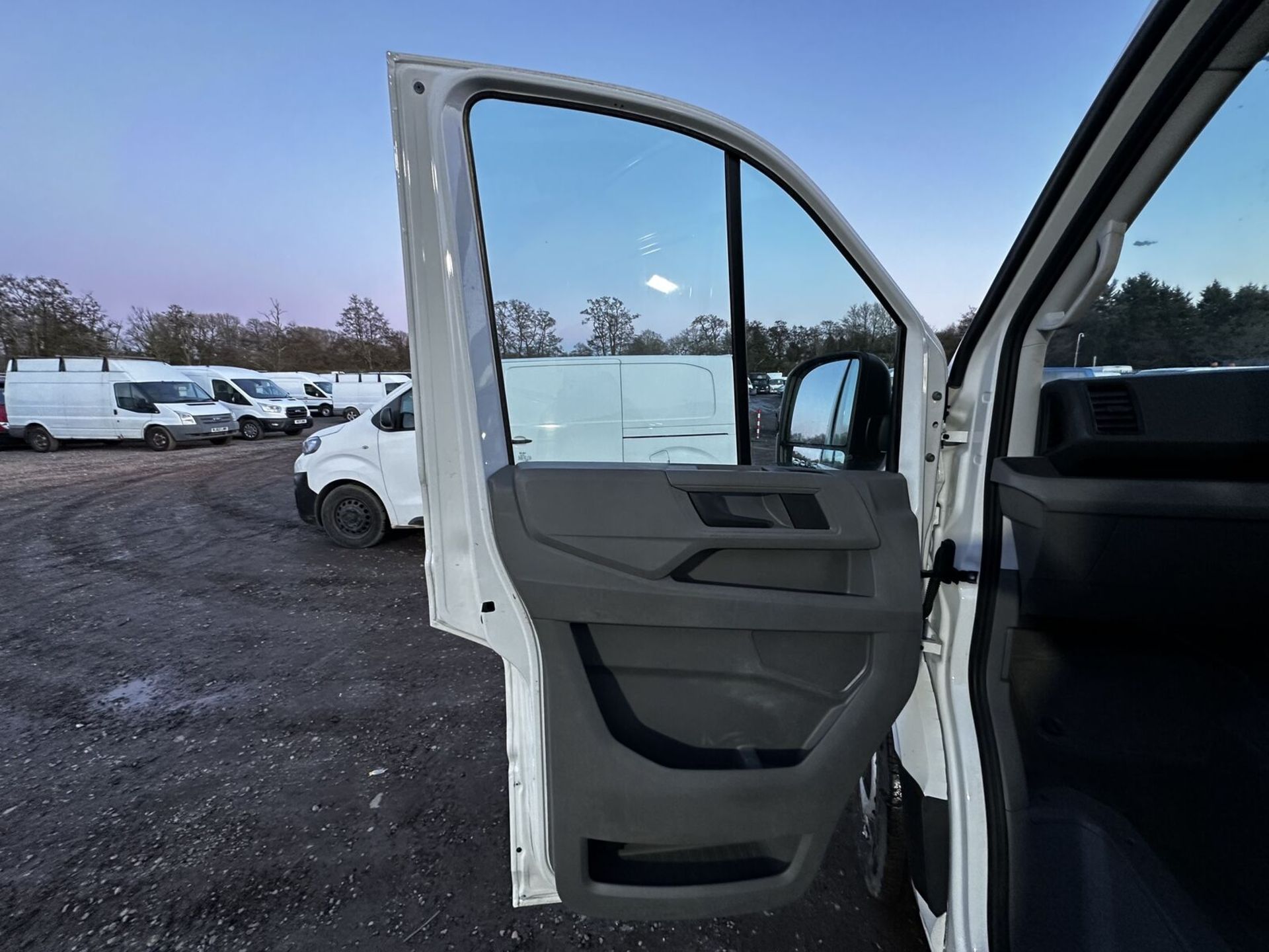 CLEAR AND CAPABLE: VOLKSWAGEN CRAFTER CR35 STARTLINE 2.0 TDI PANEL VAN - Image 6 of 14