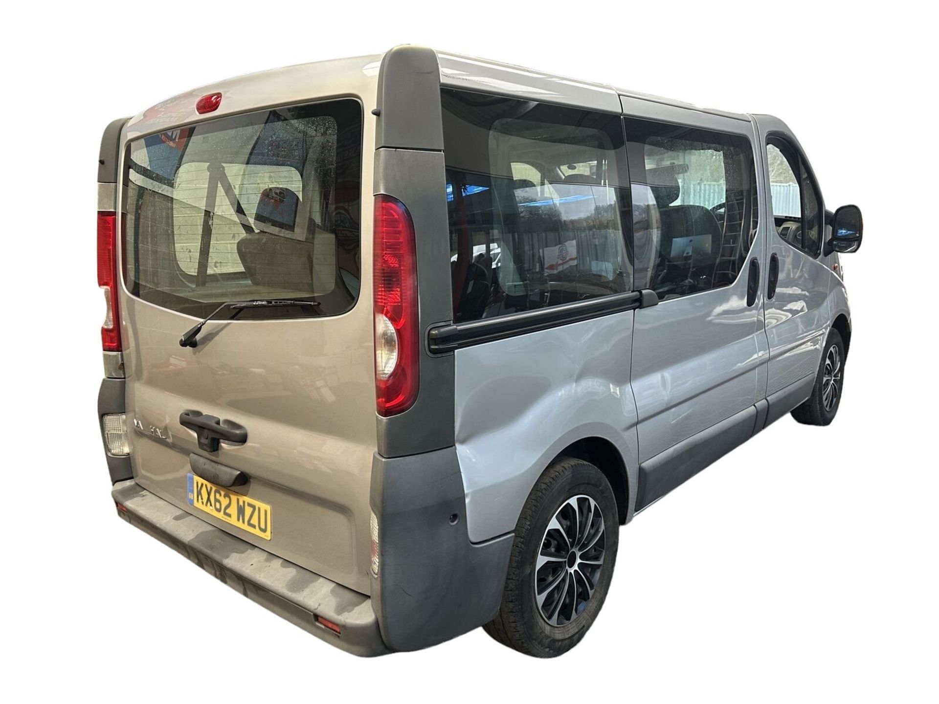 CAMPUS CRUISER: SILVER VAUXHALL VIVARO 2900 COMBI, FACTORY 9-SEATER >>--NO VAT ON HAMMER--<< - Image 5 of 15