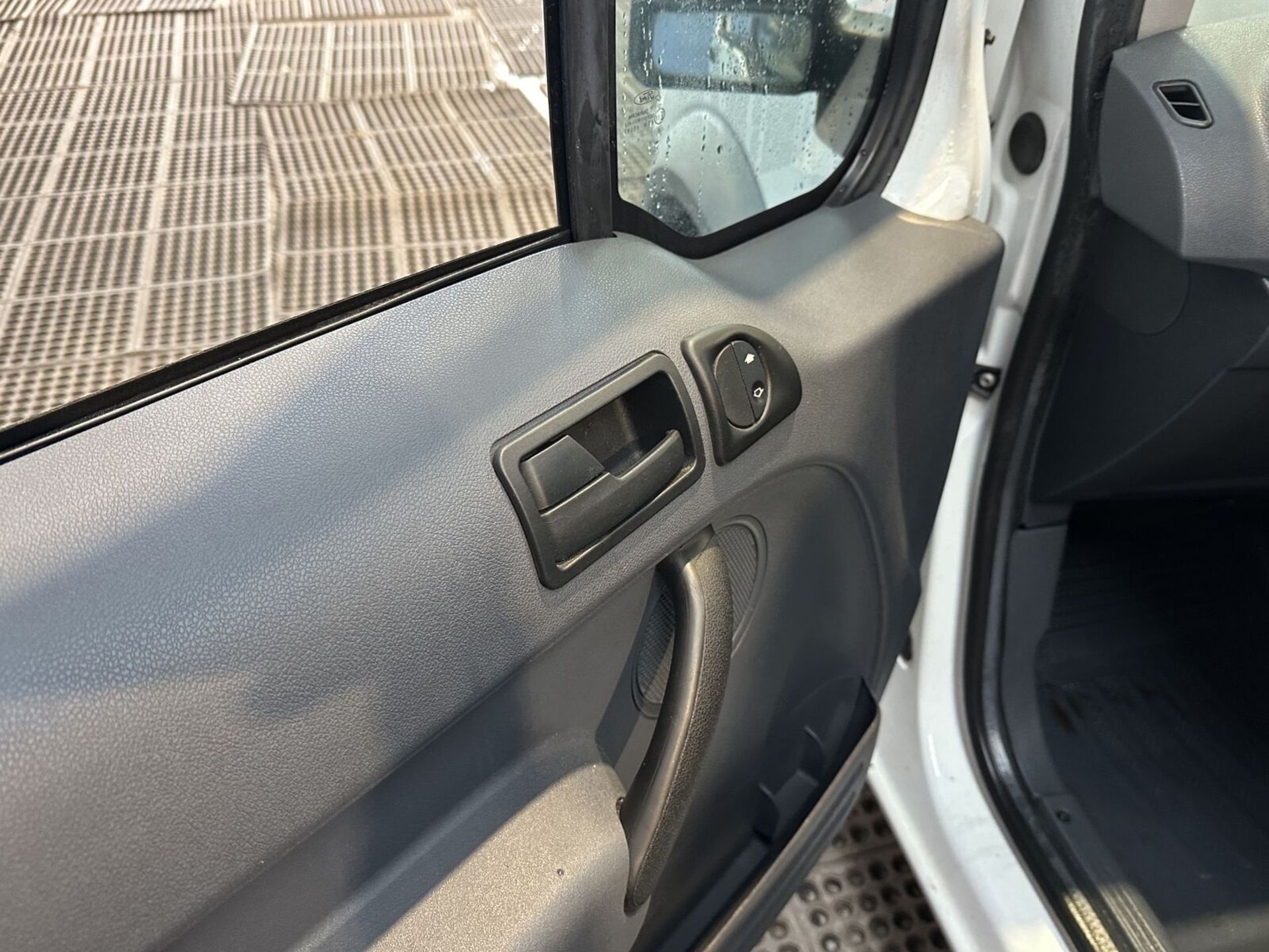 WORK VAN WONDER: FORD TRANSIT CONNECT 200 SWB DIESEL >>--NO VAT ON HAMMER--<< - Image 13 of 15