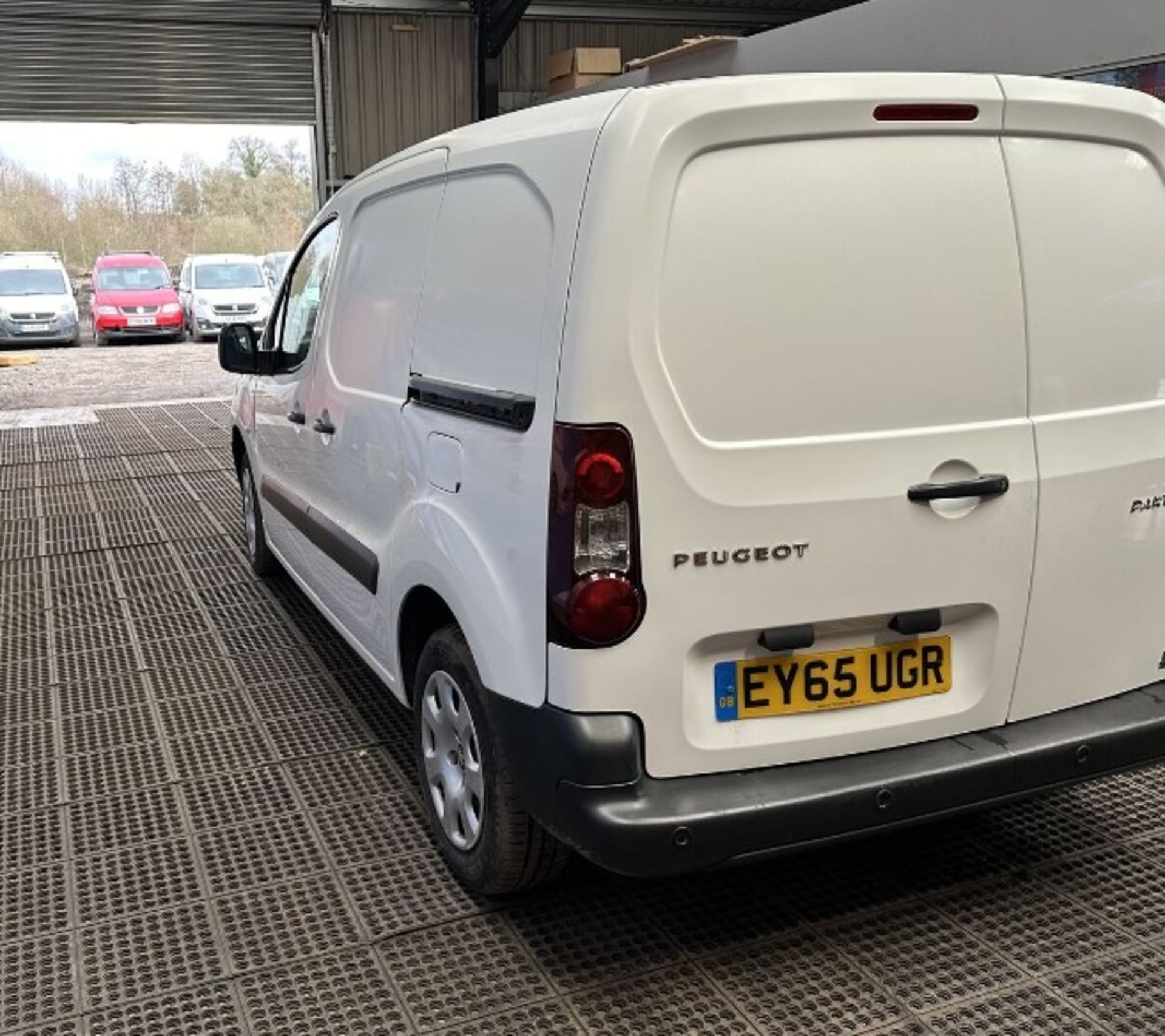 RELIABLE TRAVEL COMPANION: WHITE PEUGEOT PARTNER L1 DIESEL VAN >>--NO VAT ON HAMMER--<< - Image 2 of 11