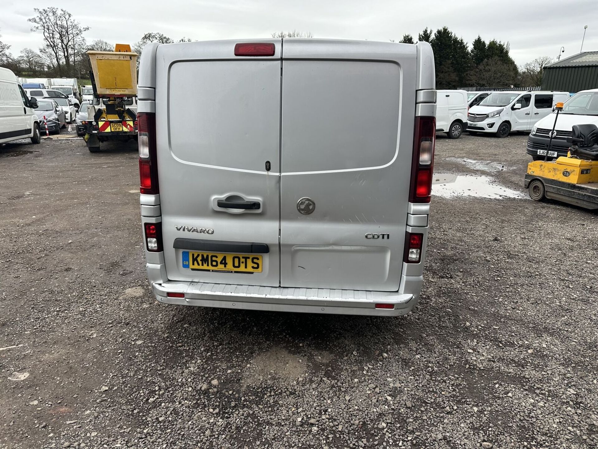 EFFICIENT HAULER: VAUXHALL VIVARO SPORTIVE CREW CAB, NEEDS GEARBOX >>--NO VAT ON HAMMER--<< - Image 8 of 18