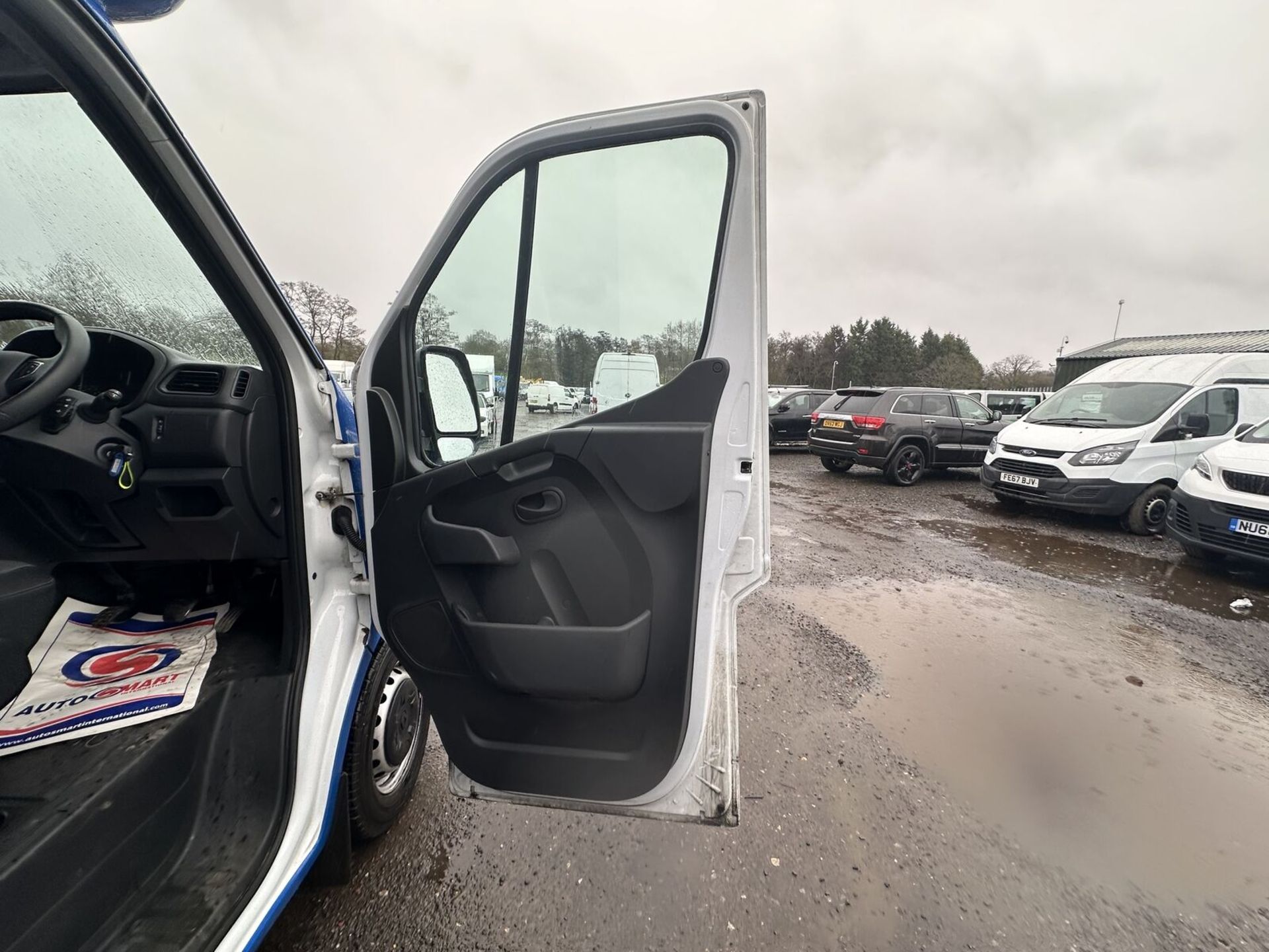 OPPORTUNITY KNOCKS: 72 PLATE RENAULT MASTER LOW LOADER, BUSINESS BLUE, READY TO ROLL - Image 7 of 15