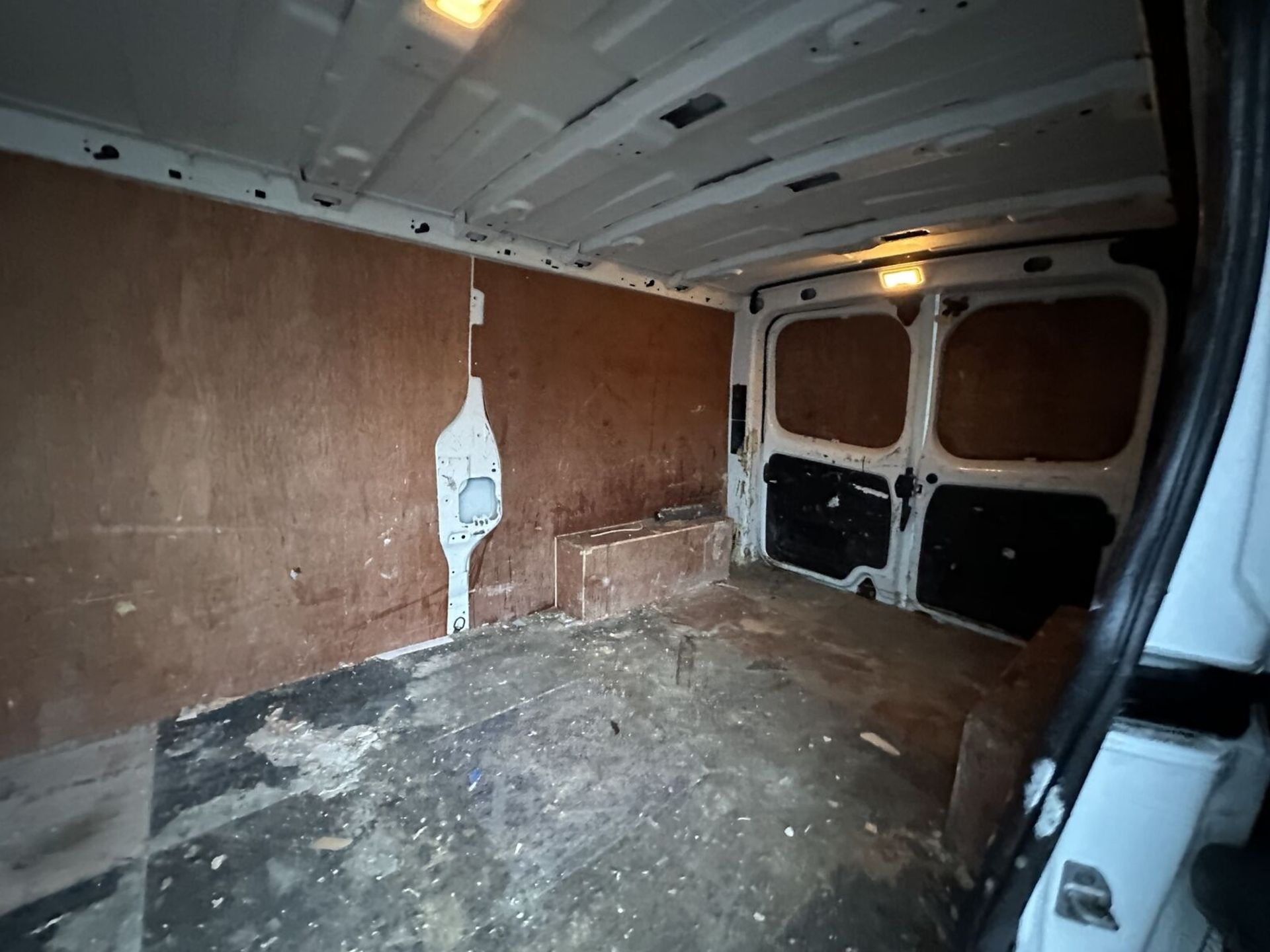 AFFORDABLE REPAIR: VAUXHALL VIVARO WITH POTENTIAL - Image 12 of 21