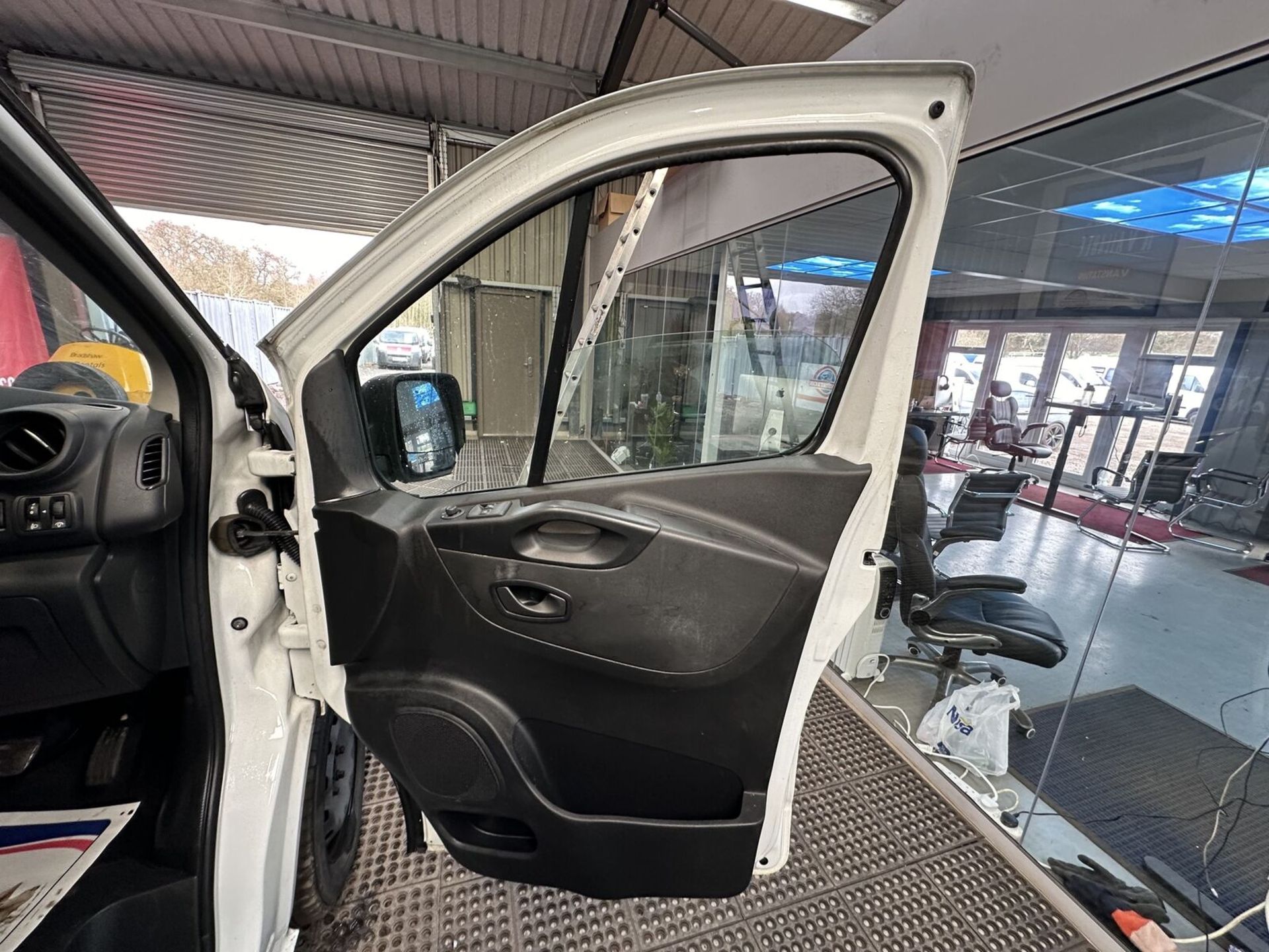 EFFICIENT TRAVELER: RENAULT TRAFIC VIVARO SWB PANEL VAN - Image 13 of 14