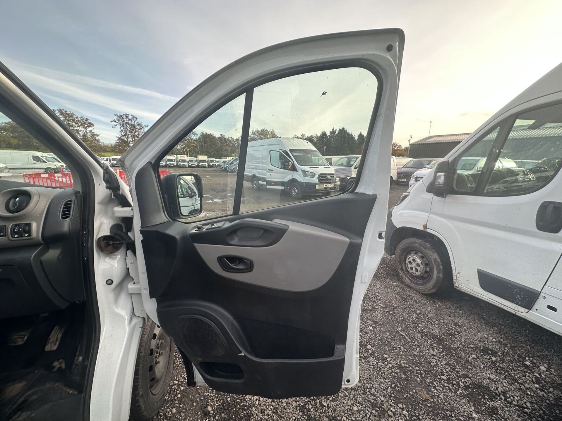 WHITE WONDER: 68 PLATE RENAULT TRAFIC EURO 6 VAN >>--NO VAT ON HAMMER--<< - Image 7 of 20