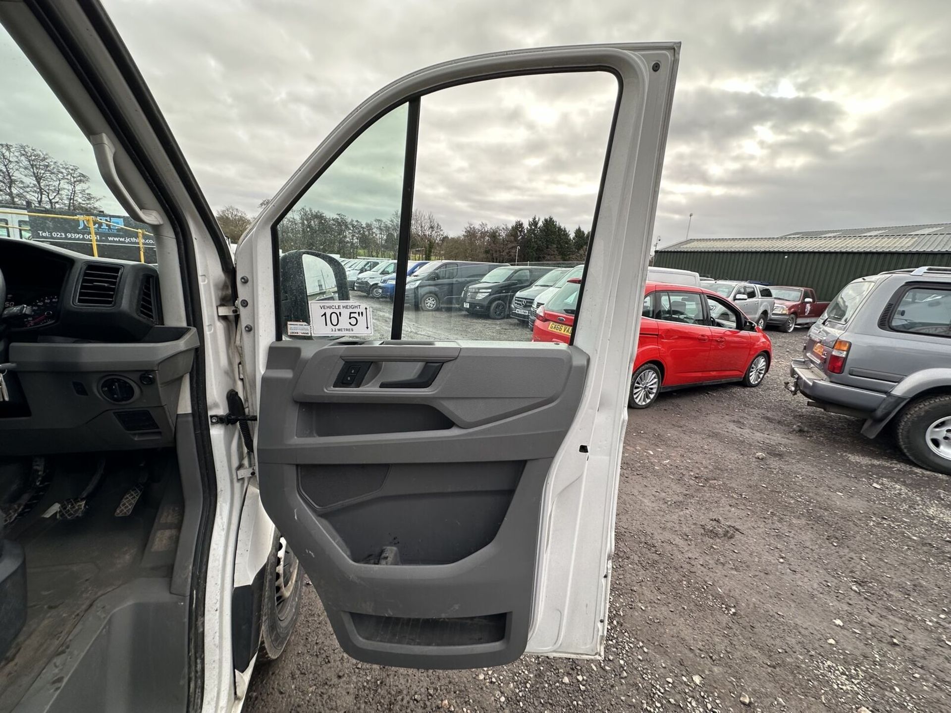 2018 VOLKSWAGEN CRAFTER CR35 LWB: EFFICIENT DIESEL LUTON VAN - Image 11 of 17