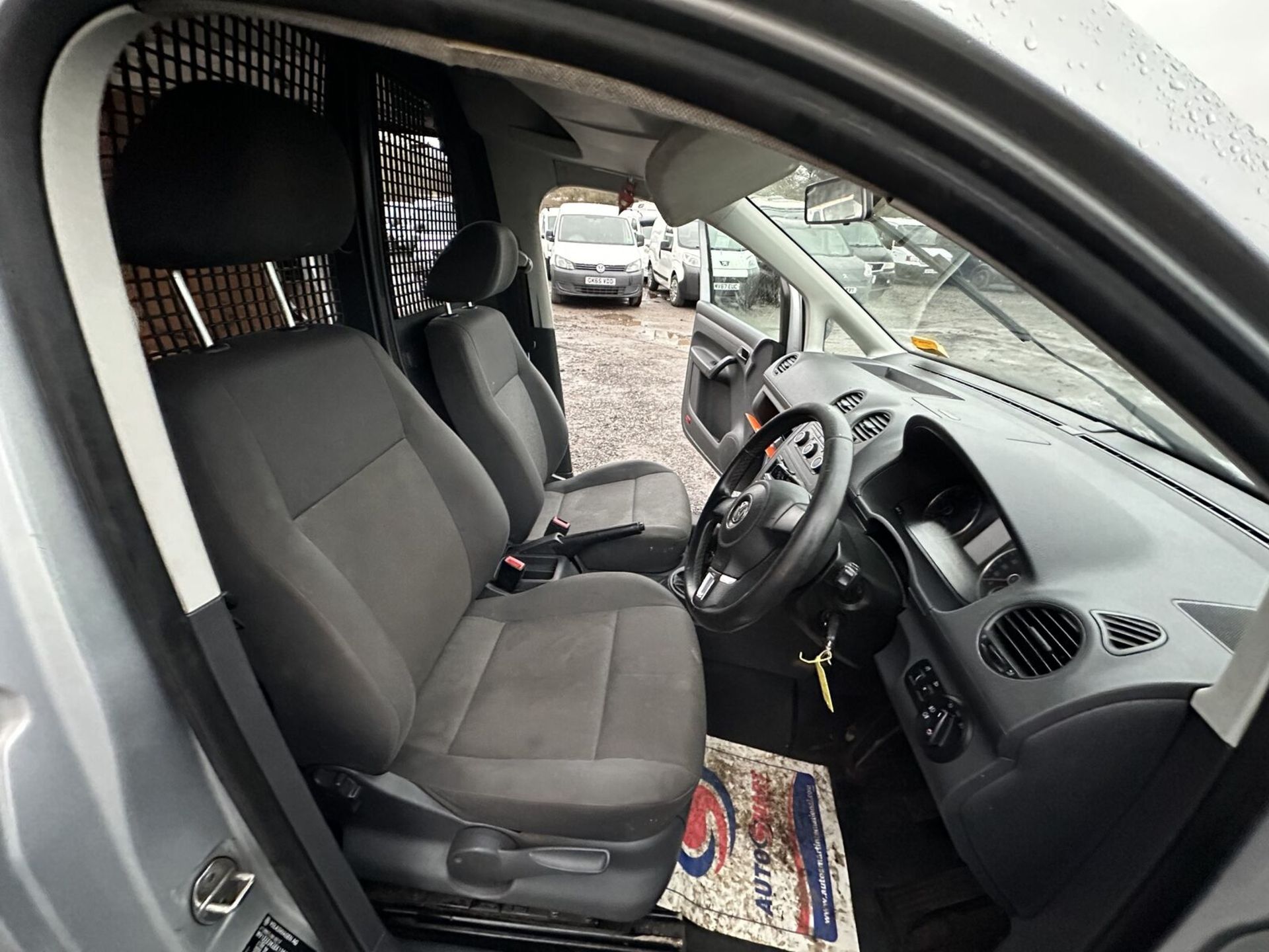 DRIVE-IN OPPORTUNITY: 2014 VW CADDY C20 HIGHLINE, FIXER UPPER >>--NO VAT ON HAMMER--<< - Image 4 of 9
