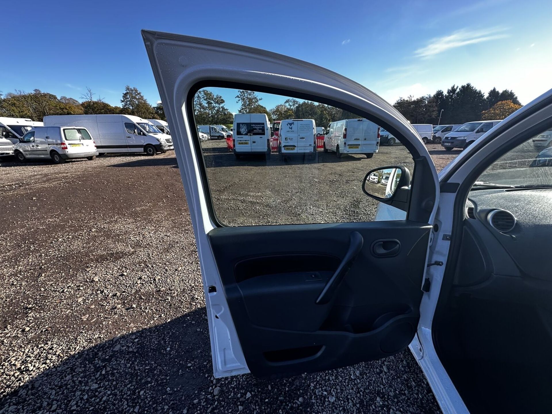 >>--NO VAT ON HAMMER--<< PREMIUM EFFICIENCY: 71 PLATE RENAULT KANGOO BUSINESS VAN - Image 8 of 22