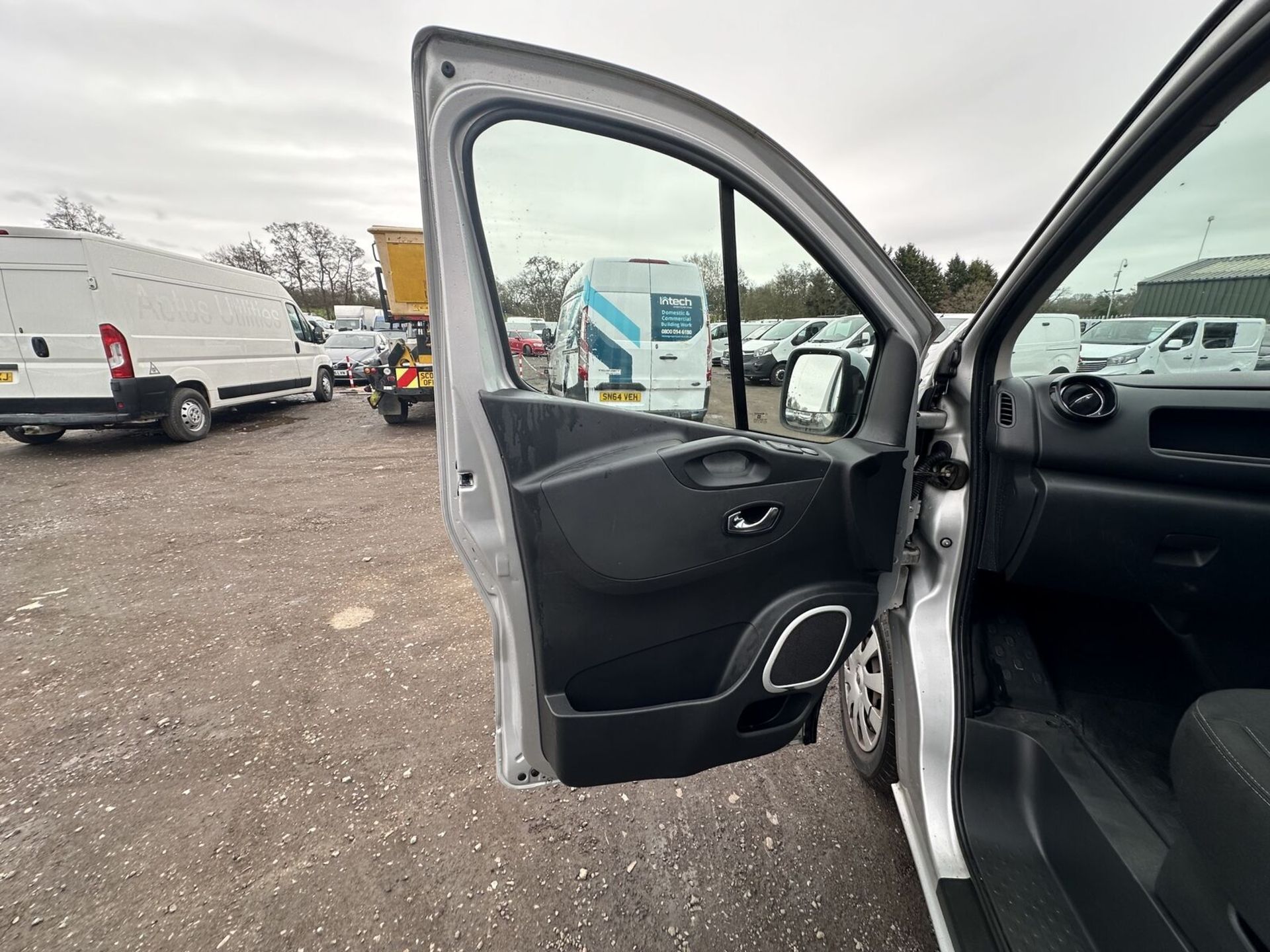 EFFICIENT HAULER: VAUXHALL VIVARO SPORTIVE CREW CAB, NEEDS GEARBOX >>--NO VAT ON HAMMER--<< - Image 7 of 18