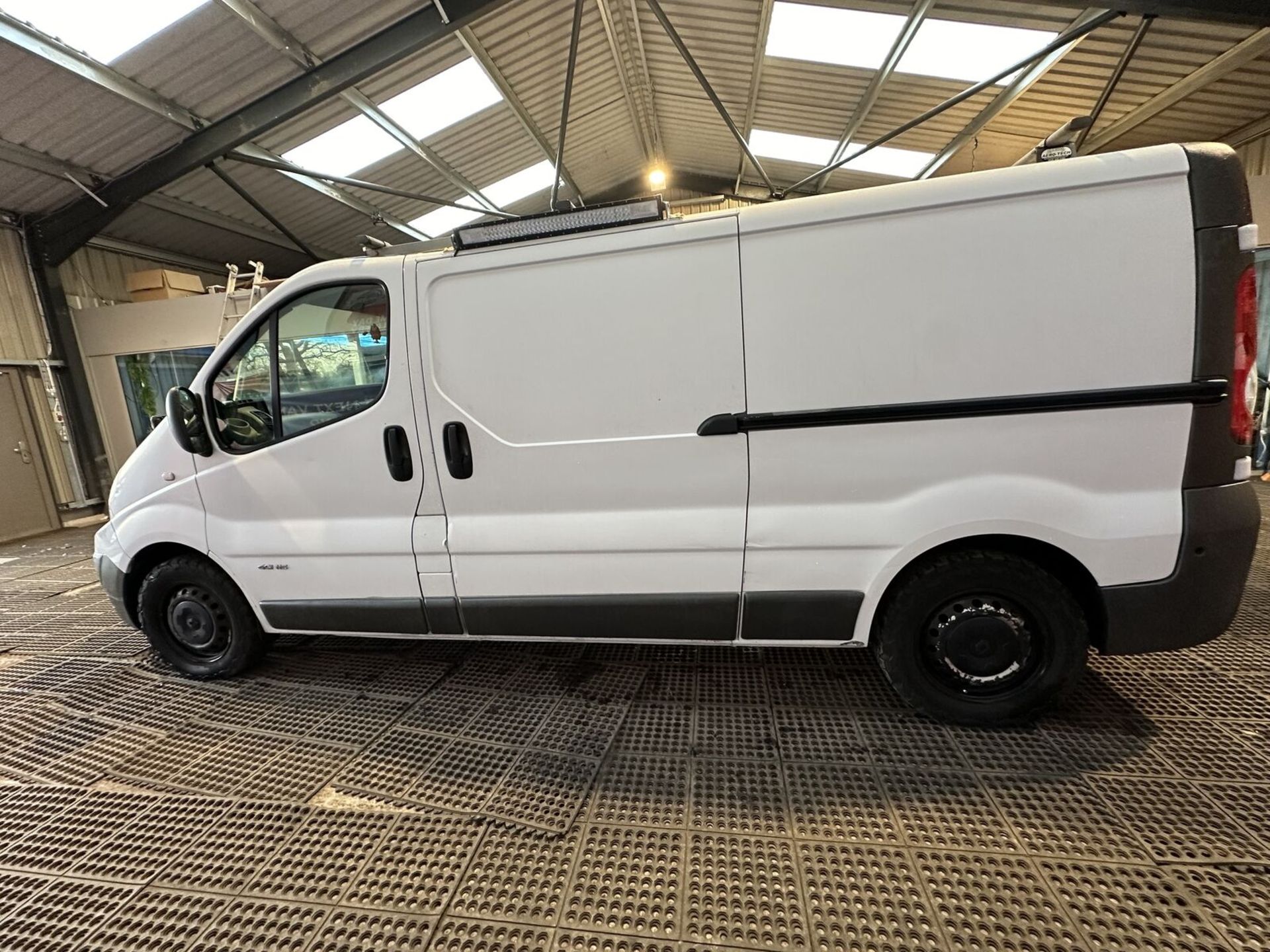 EXPLORE IN STYLE: 2009 RENAULT TRAFIC VIVARO LWB CAMPER CONVERSION - Image 3 of 13