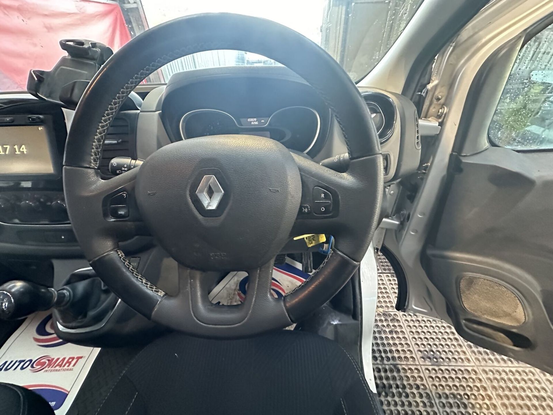 SILVER STREAK: 2019 RENAULT TRAFIC SPORT NAV ULEZ VAN >>--NO VAT ON HAMMER--<< - Image 8 of 15