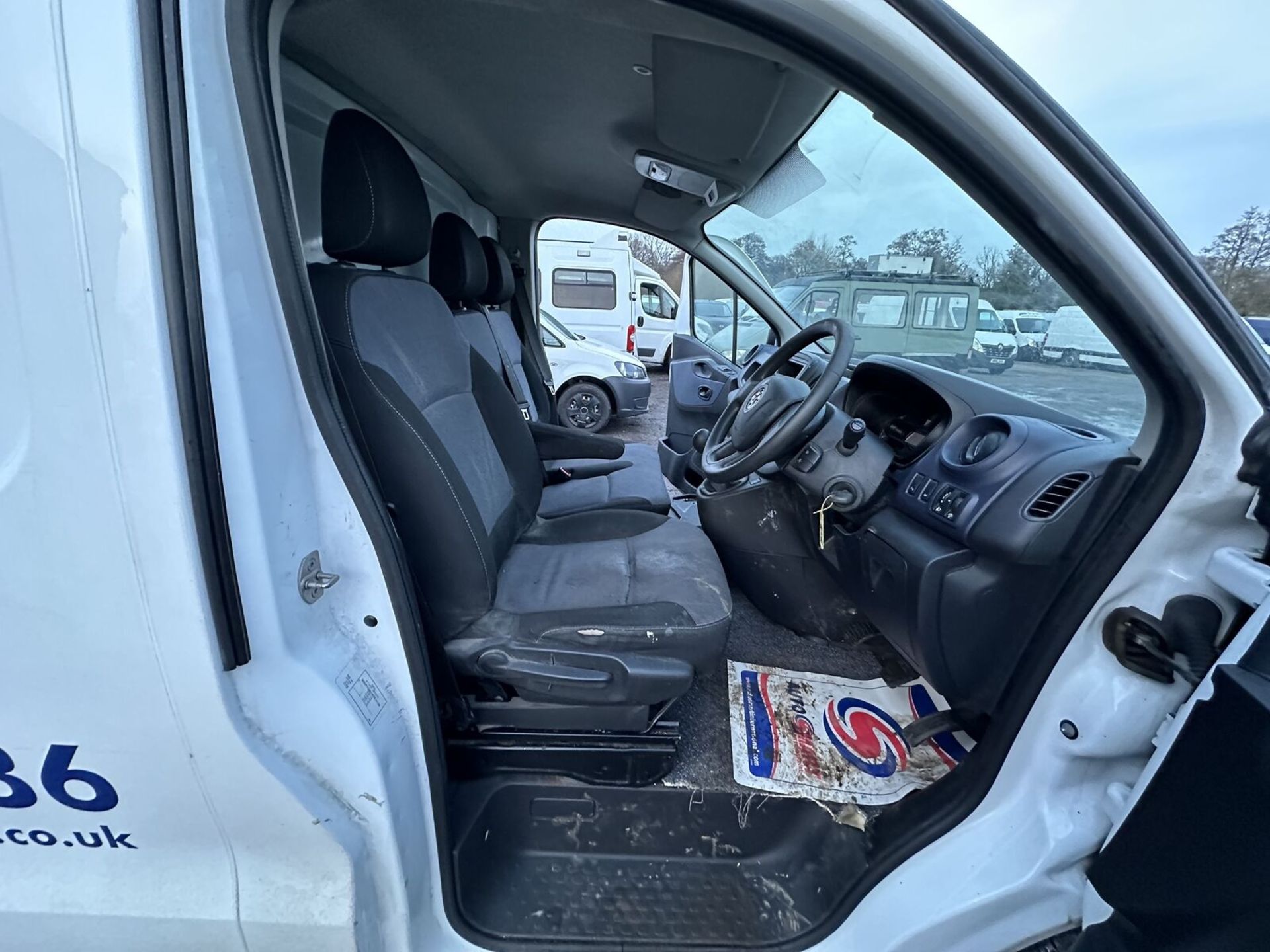 AFFORDABLE REPAIR: VAUXHALL VIVARO WITH POTENTIAL - Image 4 of 21