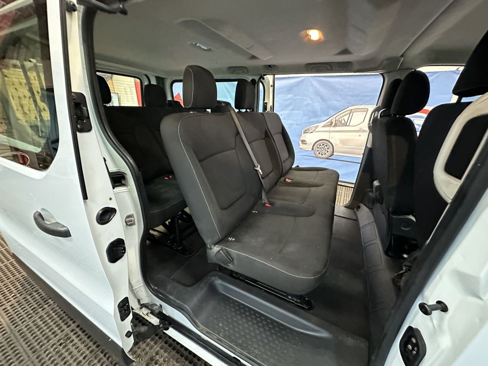 LUXURY ON WHEELS: 67 PLATE RENAULT TRAFIC MINIBUS 9 SEATER >>--NO VAT ON HAMMER--<< - Image 14 of 14