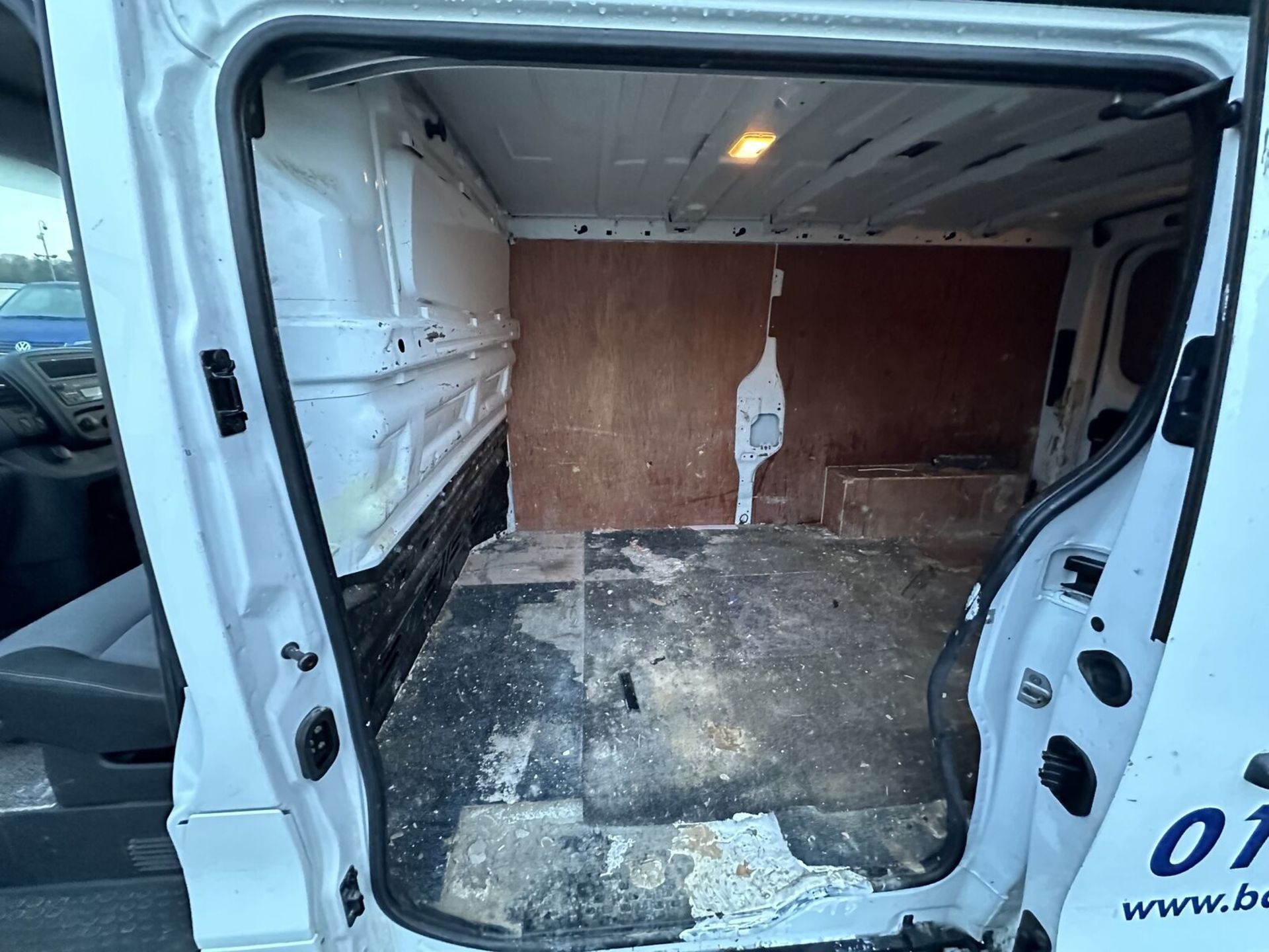 AFFORDABLE REPAIR: VAUXHALL VIVARO WITH POTENTIAL - Image 13 of 21