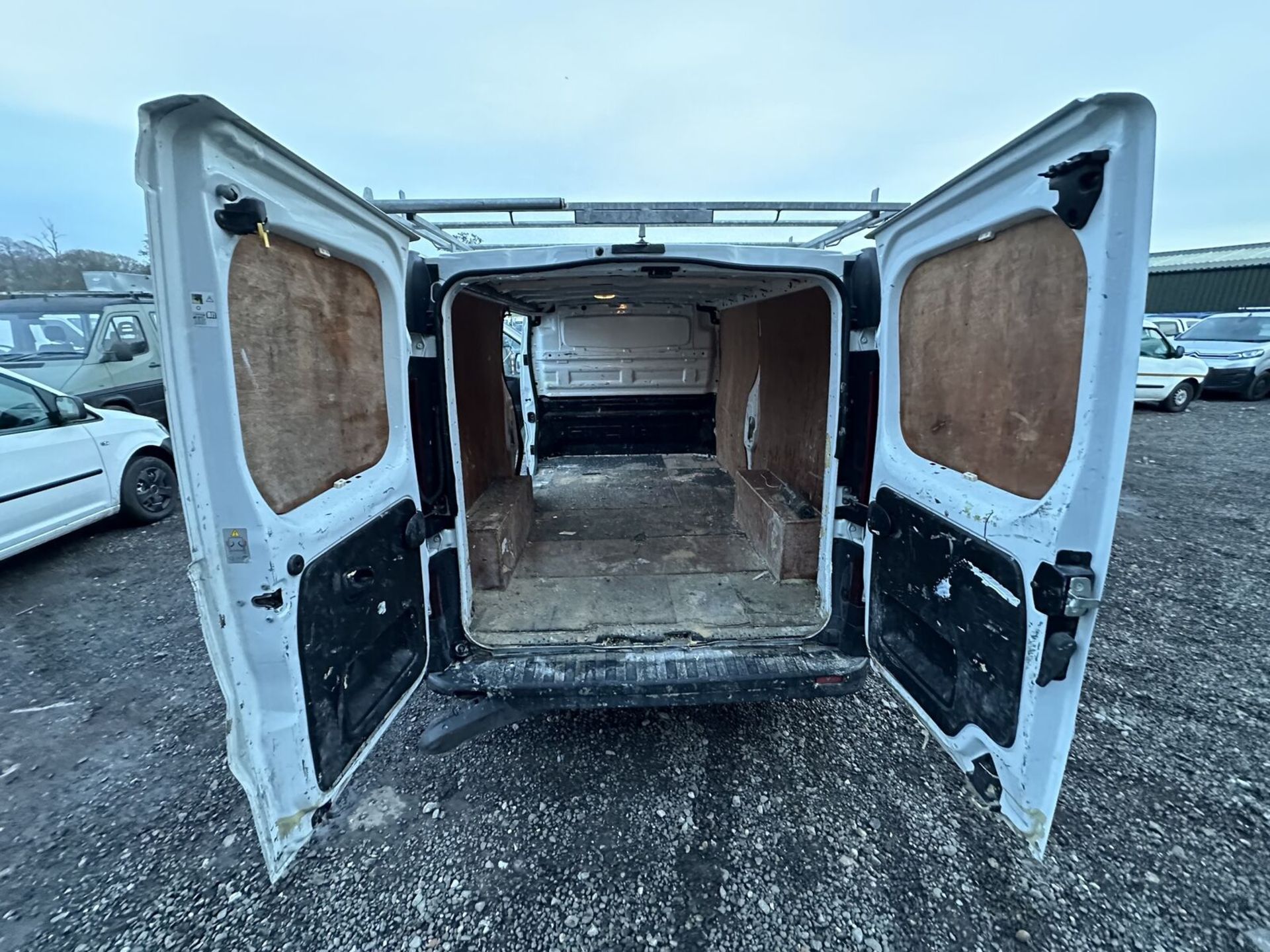 AFFORDABLE REPAIR: VAUXHALL VIVARO WITH POTENTIAL - Image 11 of 21