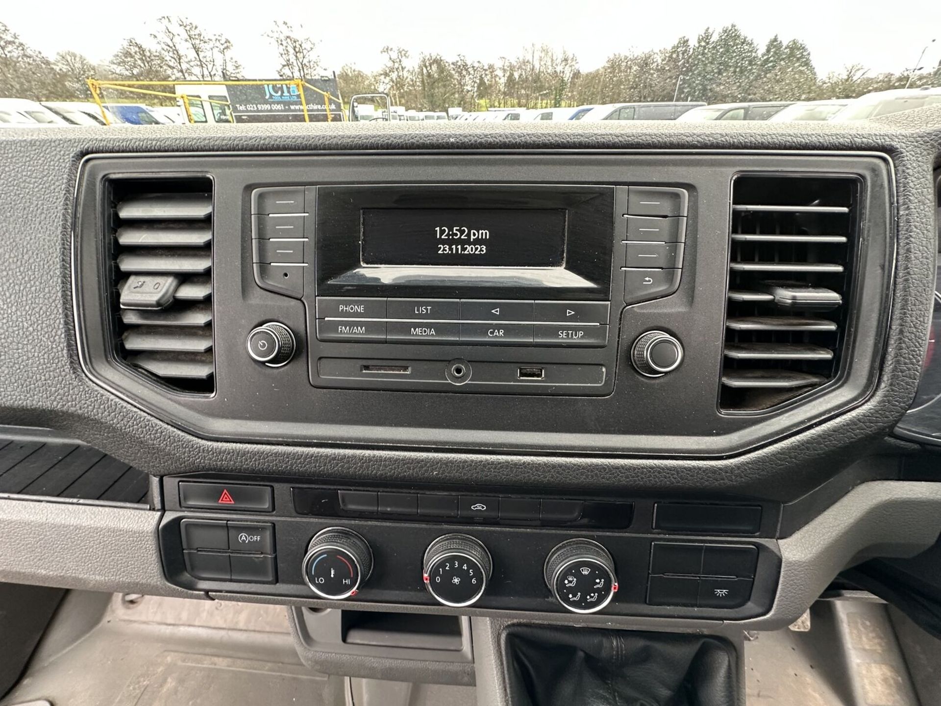 2018 VOLKSWAGEN CRAFTER CR35 LWB: EFFICIENT DIESEL LUTON VAN - Image 8 of 17