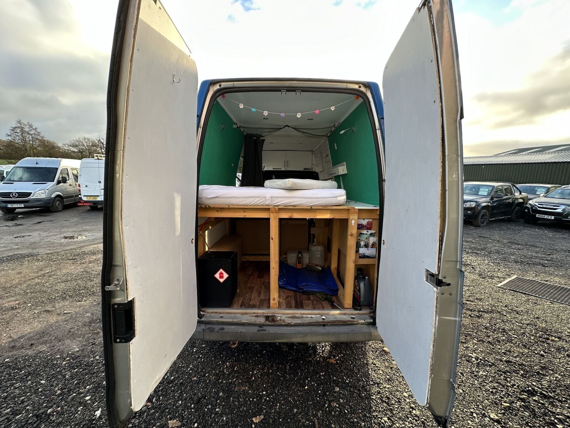 BLUE HIGH TOP CAMPER VAN: HIT THE ROAD IN STYLE AND COMFORT >>--NO VAT ON HAMMER--<< - Image 18 of 20