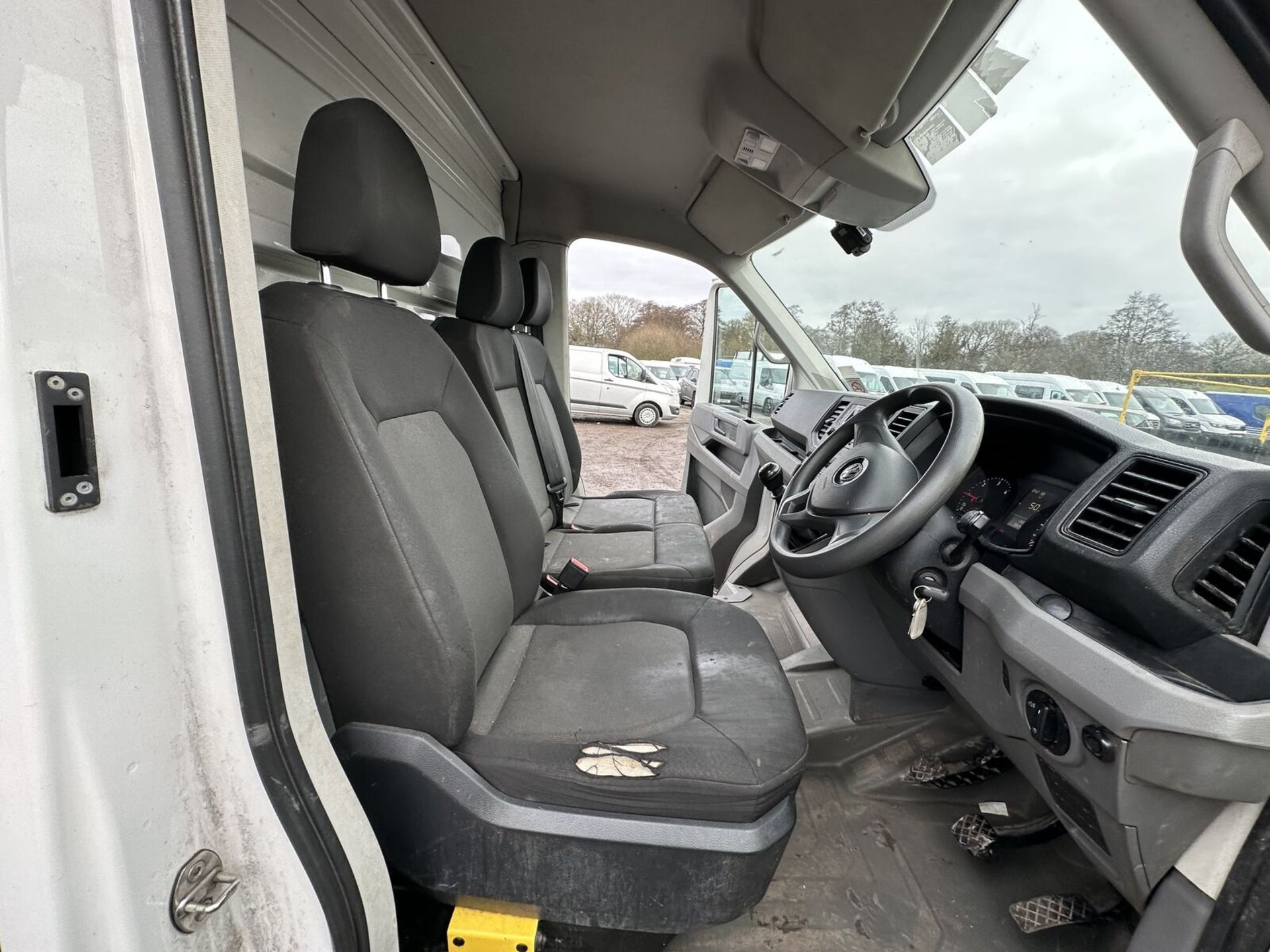 2018 VOLKSWAGEN CRAFTER CR35 LWB: EFFICIENT DIESEL LUTON VAN - Image 10 of 17