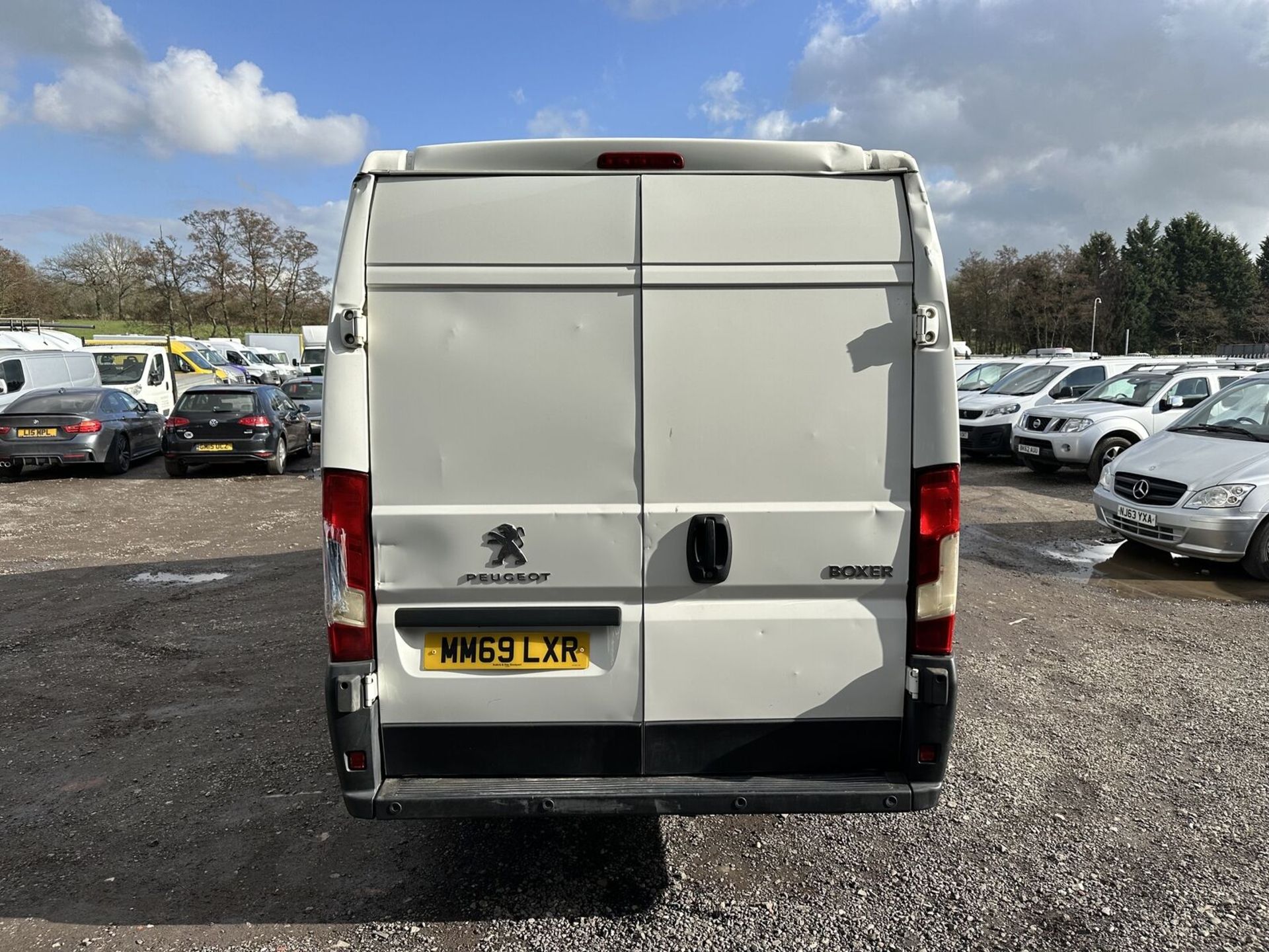 FEATURE-RICH FIXER-UPPER: WHITE PEUGEOT BOXER HDI >>--NO VAT ON HAMMER--<< - Image 3 of 19