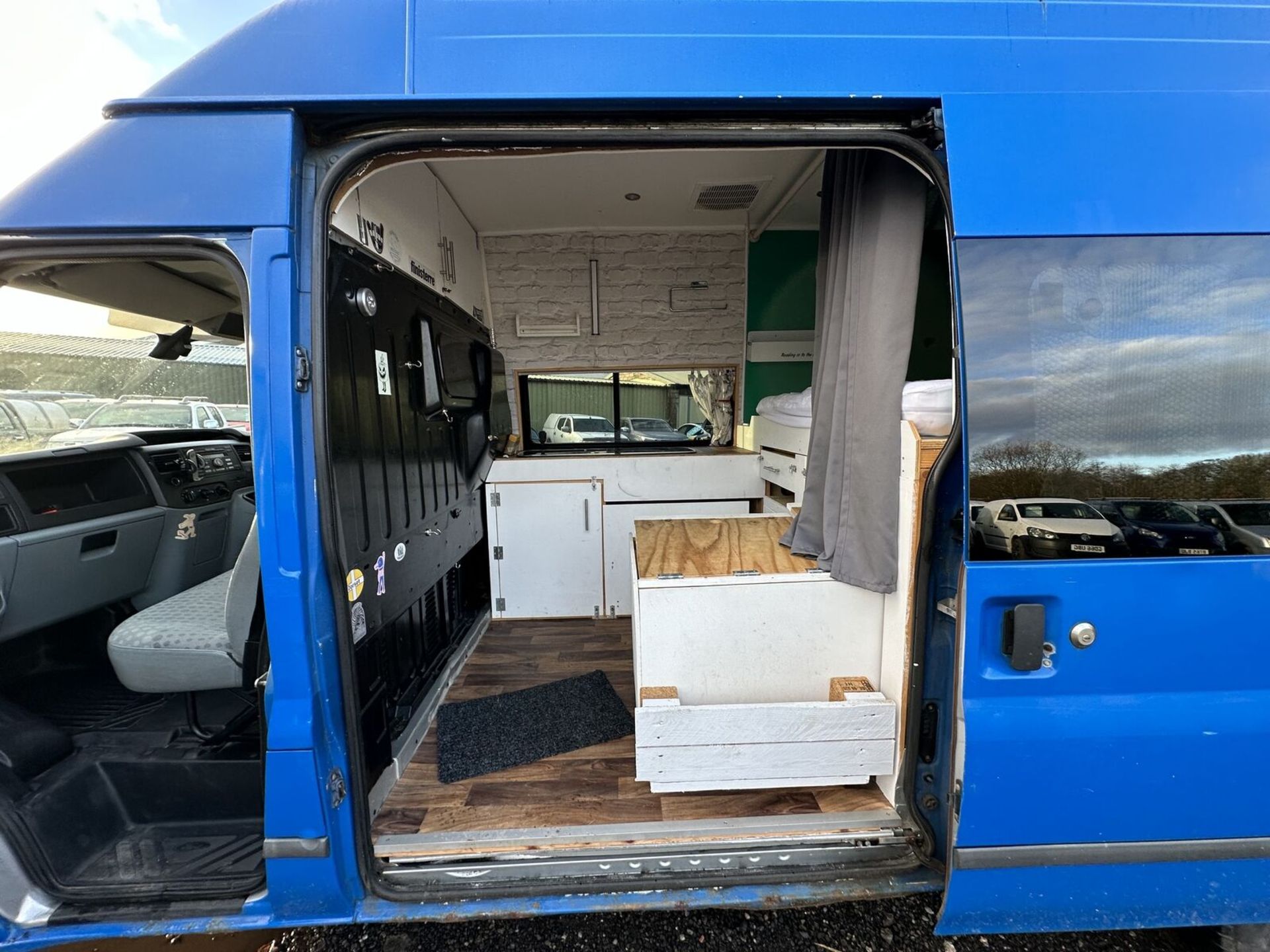 BLUE HIGH TOP CAMPER VAN: HIT THE ROAD IN STYLE AND COMFORT >>--NO VAT ON HAMMER--<< - Image 19 of 20