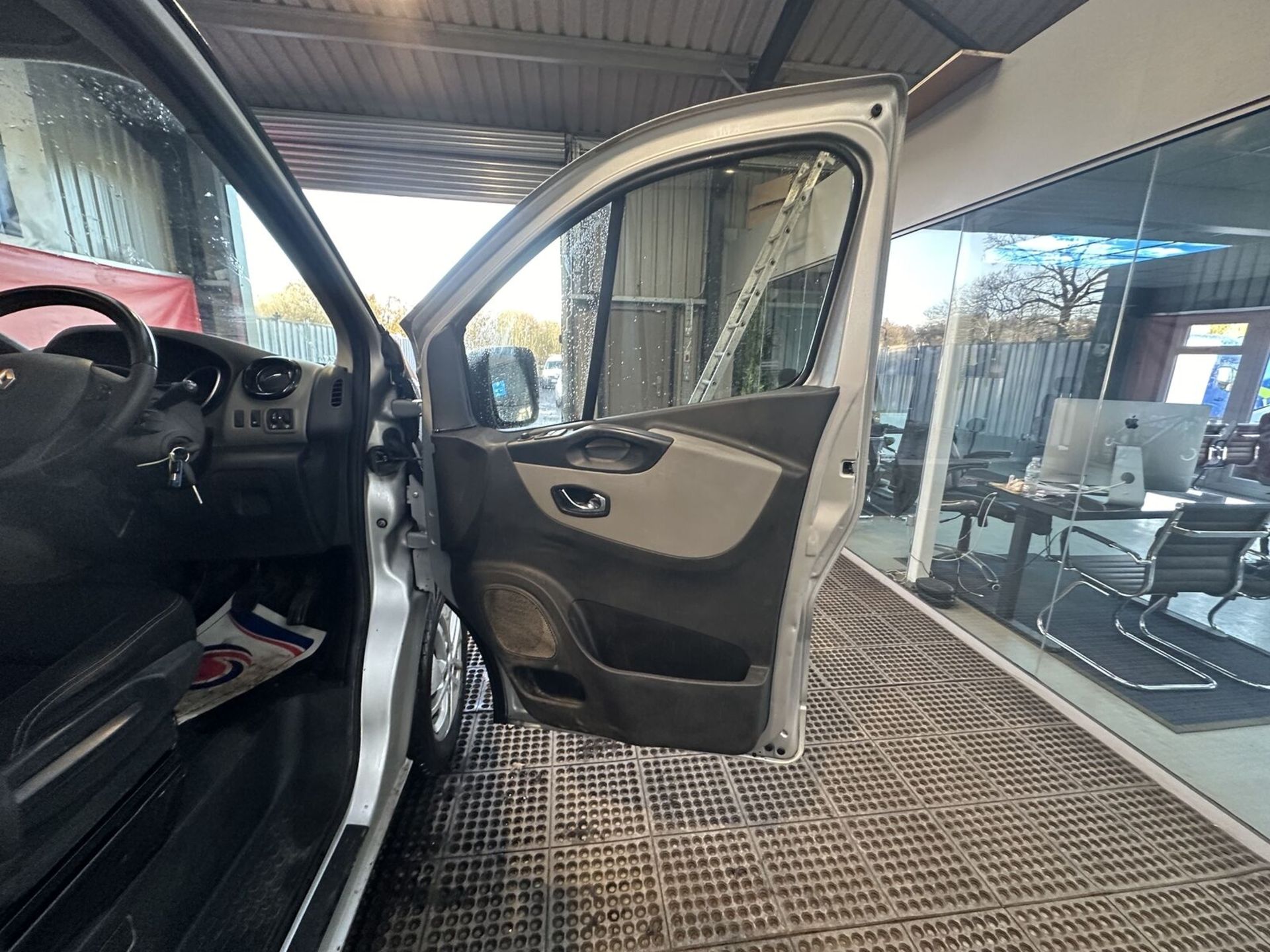 SILVER STREAK: 2019 RENAULT TRAFIC SPORT NAV ULEZ VAN >>--NO VAT ON HAMMER--<< - Image 14 of 15