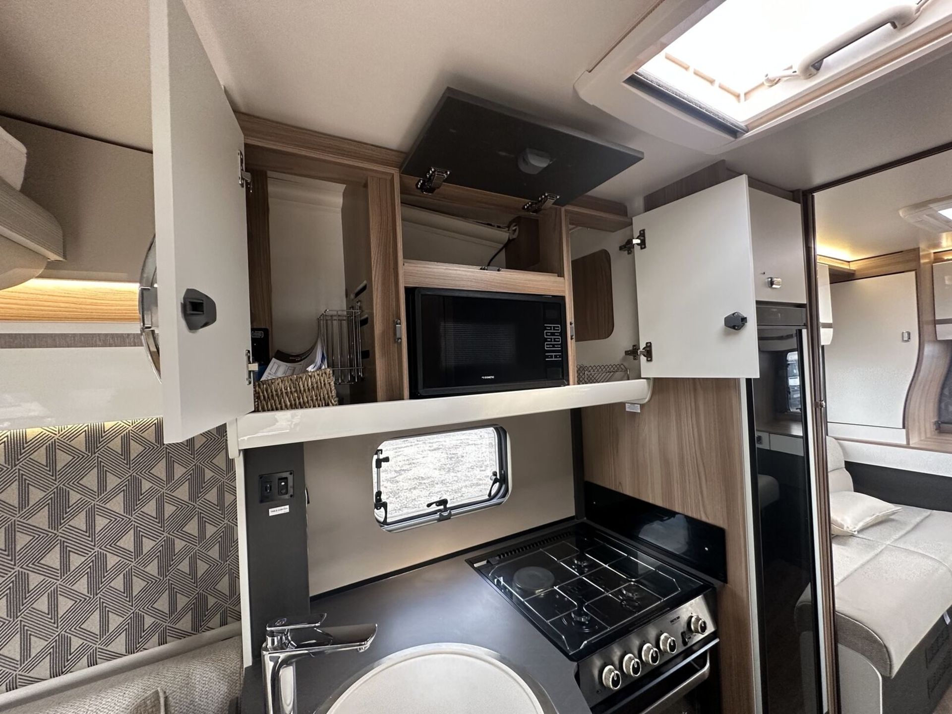 COMFORT CRUSADER: FIAT DUCATO SWIFT ESCAPE 674 WITH LUXURIOUS FEATURES - Image 7 of 18