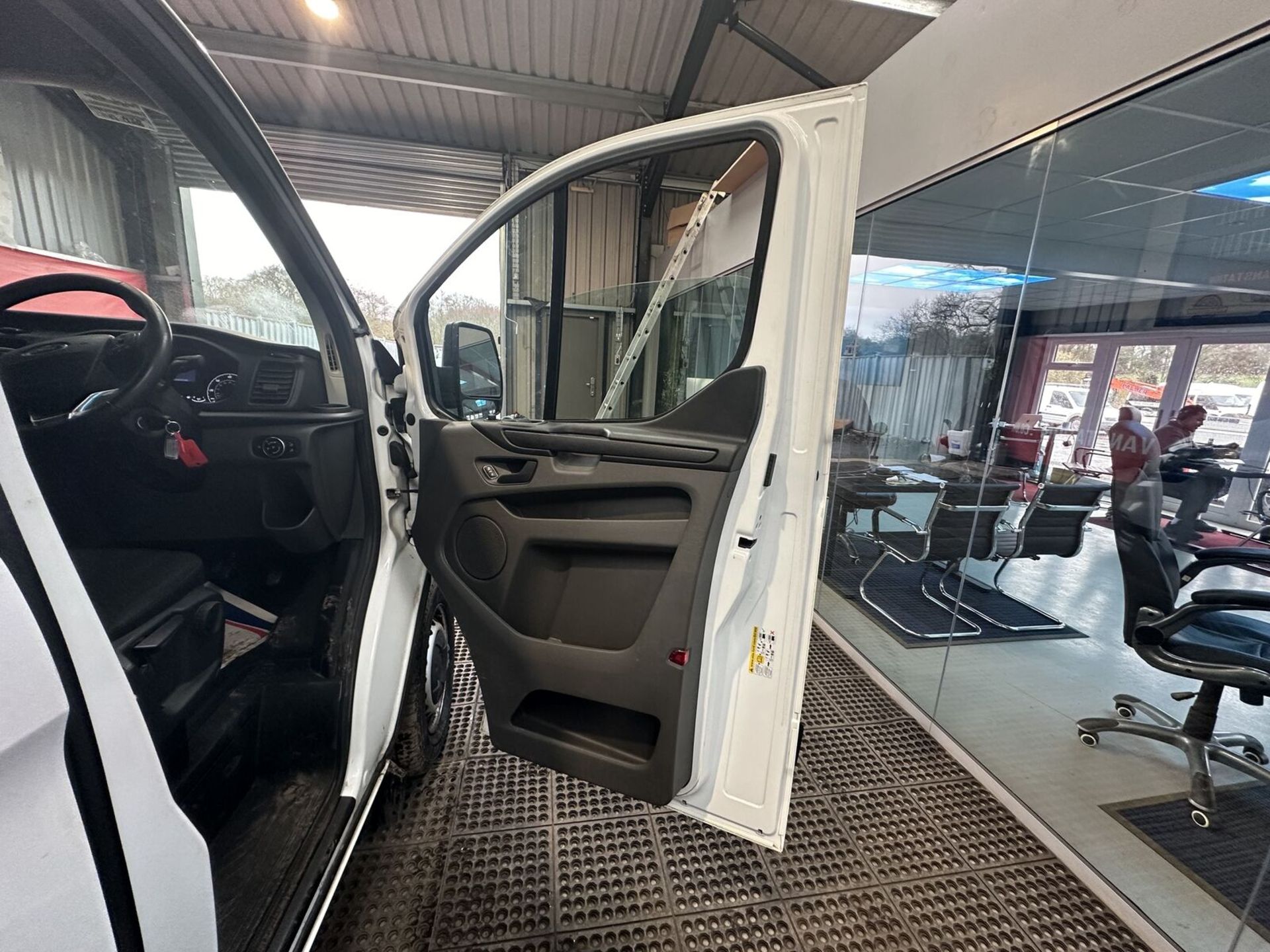 YOUR RELIABLE PARTNER: 2019 FORD TRANSIT CUSTOM - FULL FEATURES, FULL CONFIDENCE - Image 11 of 11