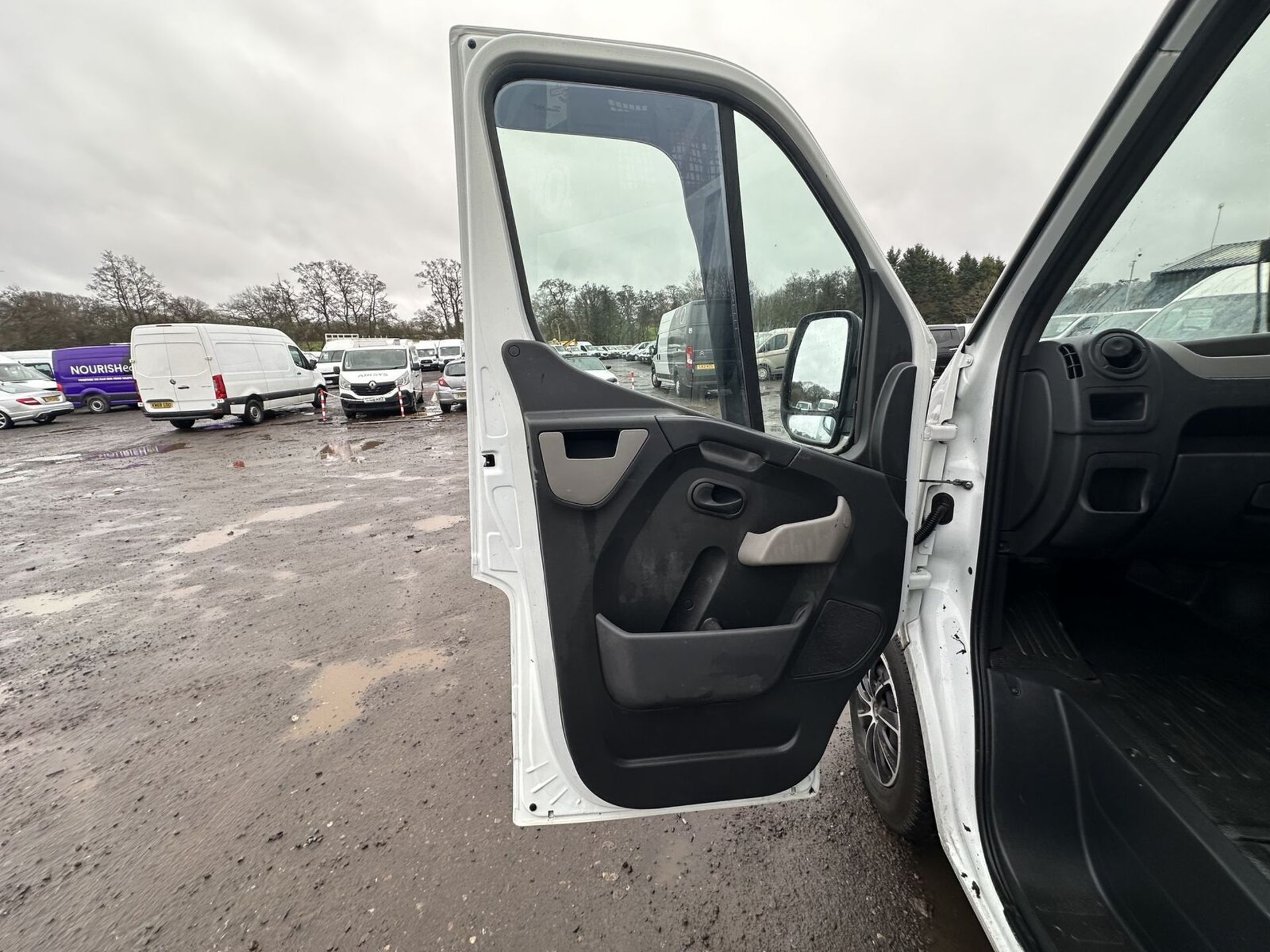 MASTERING WORK: 2016 RENAULT MASTER LWB CREW CAB TIPPER, TIP-TOP CONDITION >>--NO VAT ON HAMMER--<< - Image 6 of 13