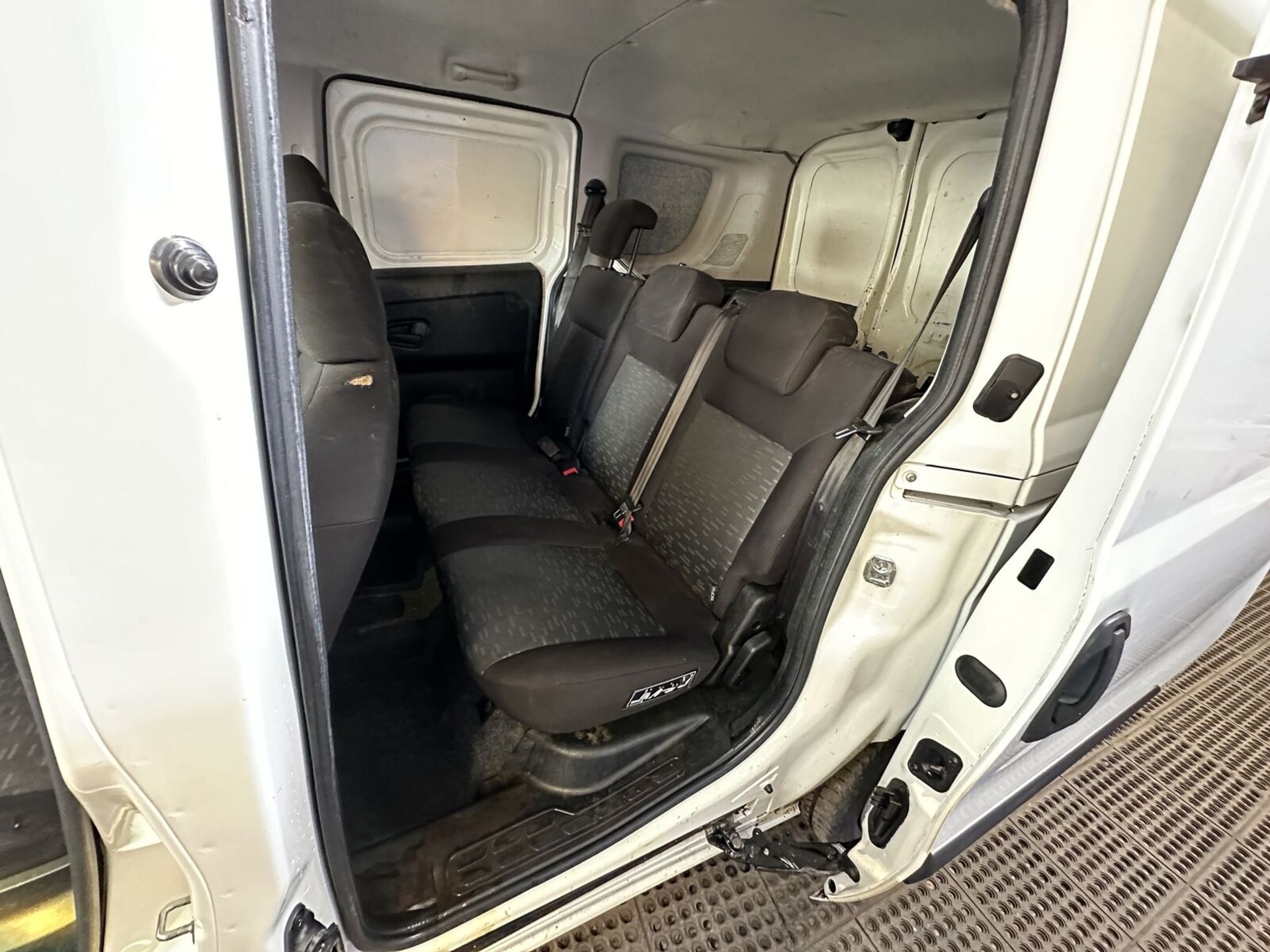 UTILITY AND COMFORT COMBINED: VAUXHALL COMBO DIESEL CREW VAN >>--NO VAT ON HAMMER--<< - Image 9 of 12