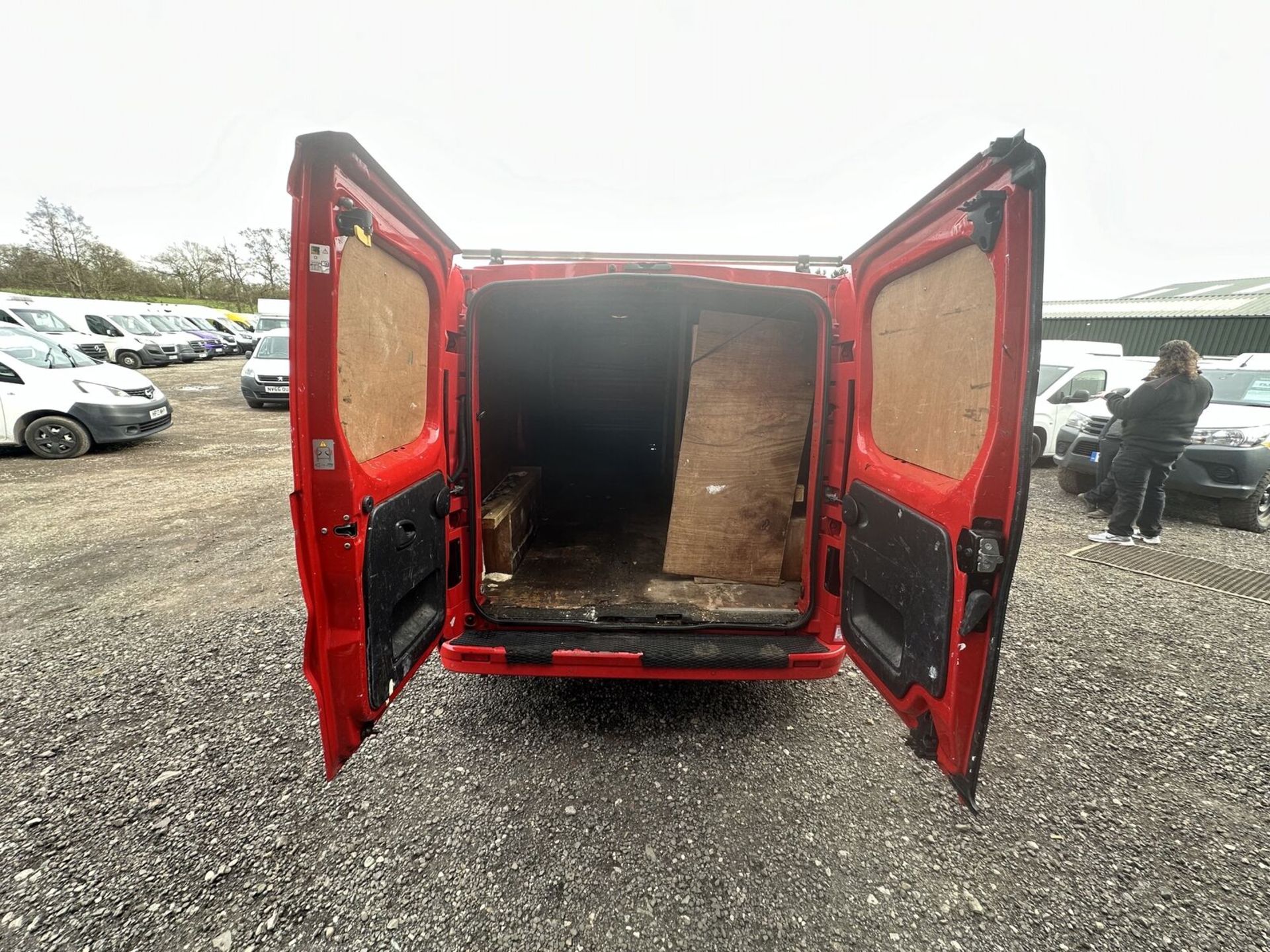 RARE BEAUTY IN RED: 65 PLATE VAUXHALL VIVARO - SPARES OR REPAIRS >>--NO VAT ON HAMMER--<< - Image 5 of 14