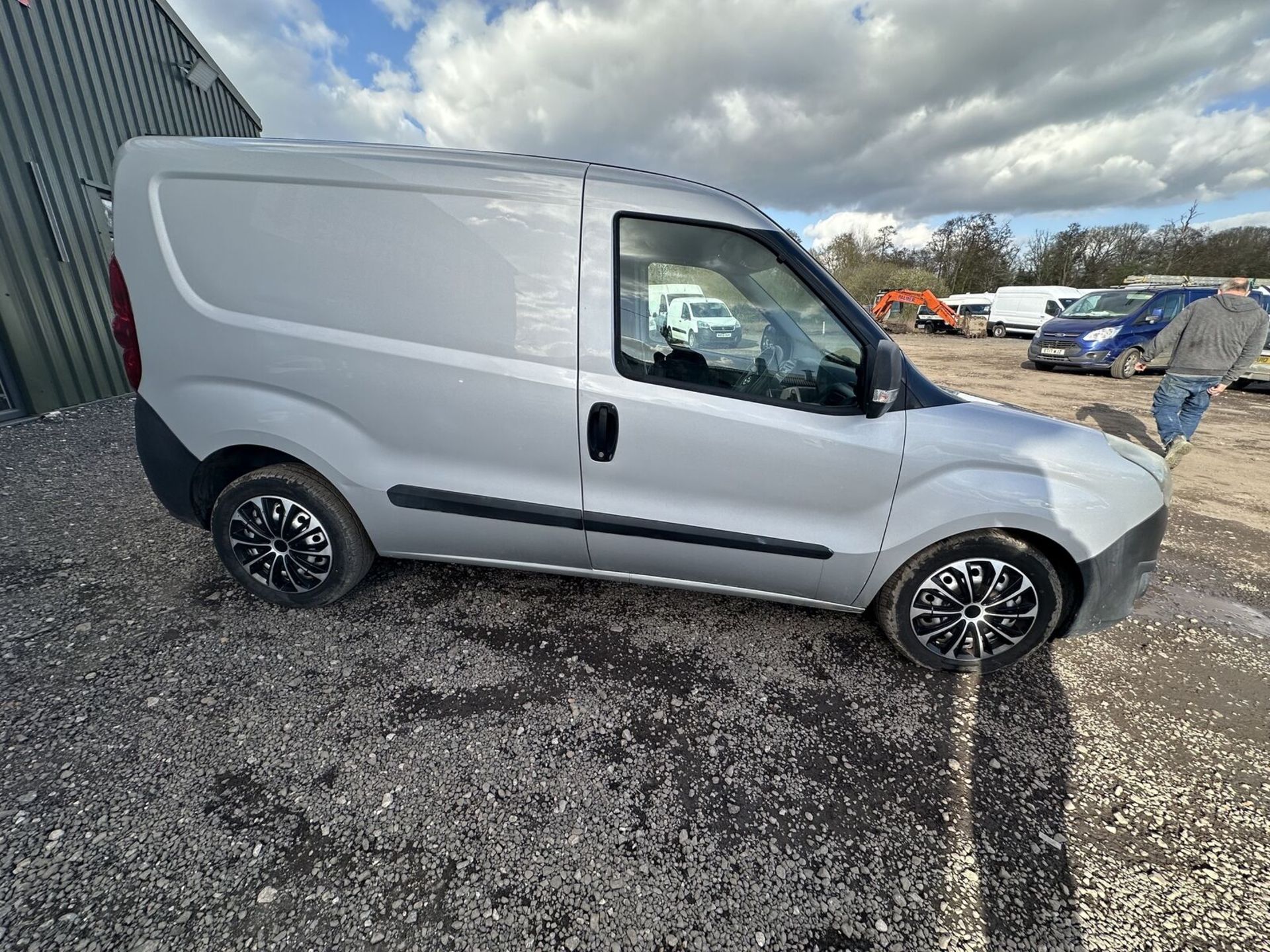 SILVER LINING: VAUXHALL COMBO VAN, SPARES OR REPAIRS >>--NO VAT ON HAMMER--<< - Image 12 of 18